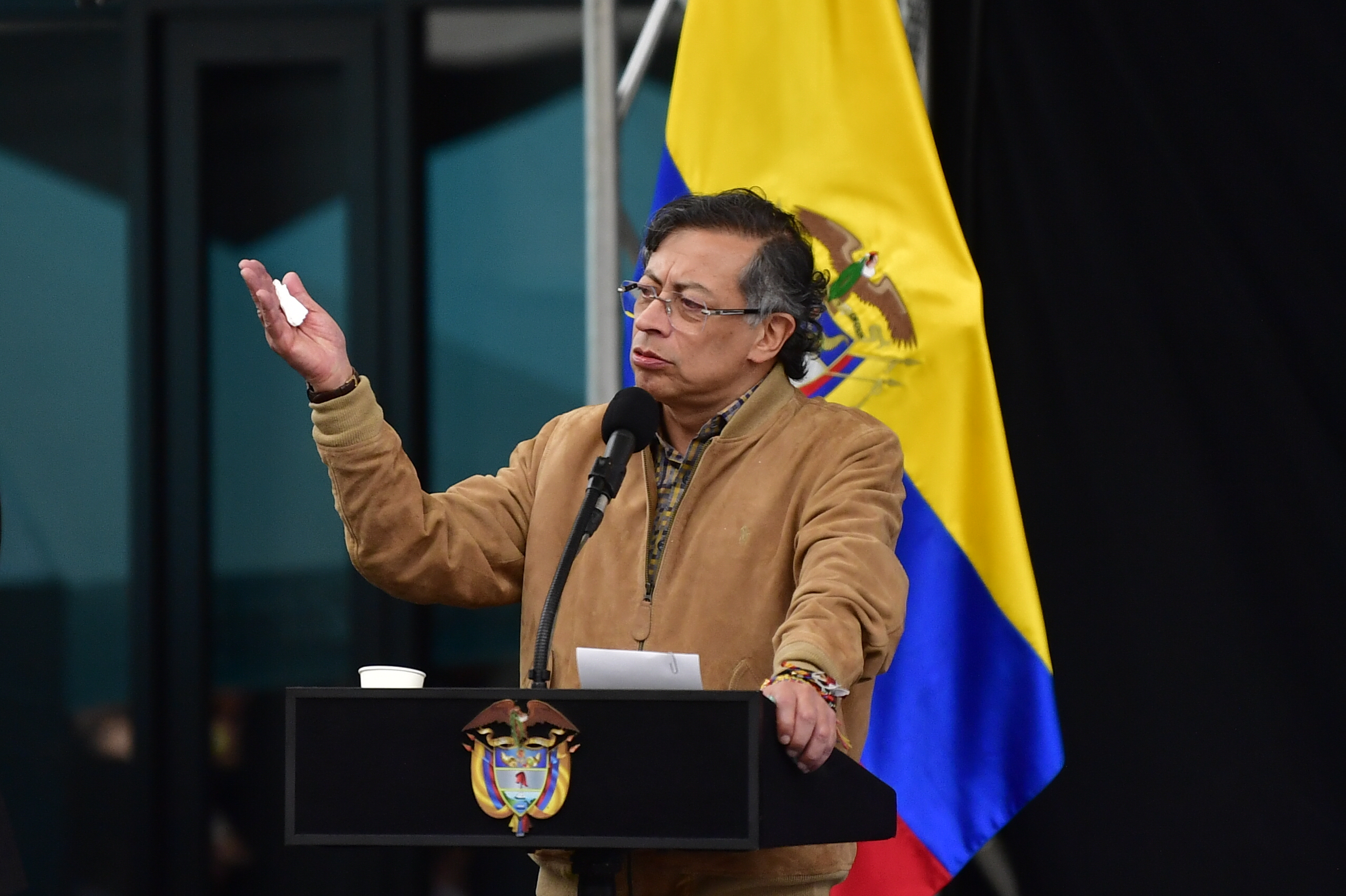 Petro afirmó que no fue consultado para levantar órdenes de captura contra jefes criminales