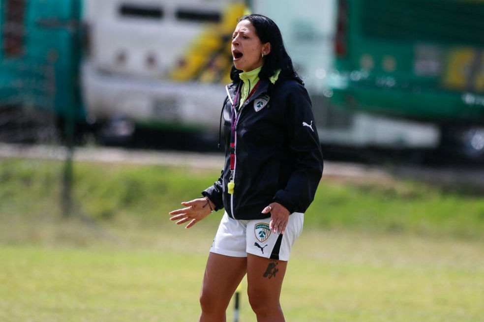 Sandra Salamanca, la única mujer que dirige en la Liga Femenina