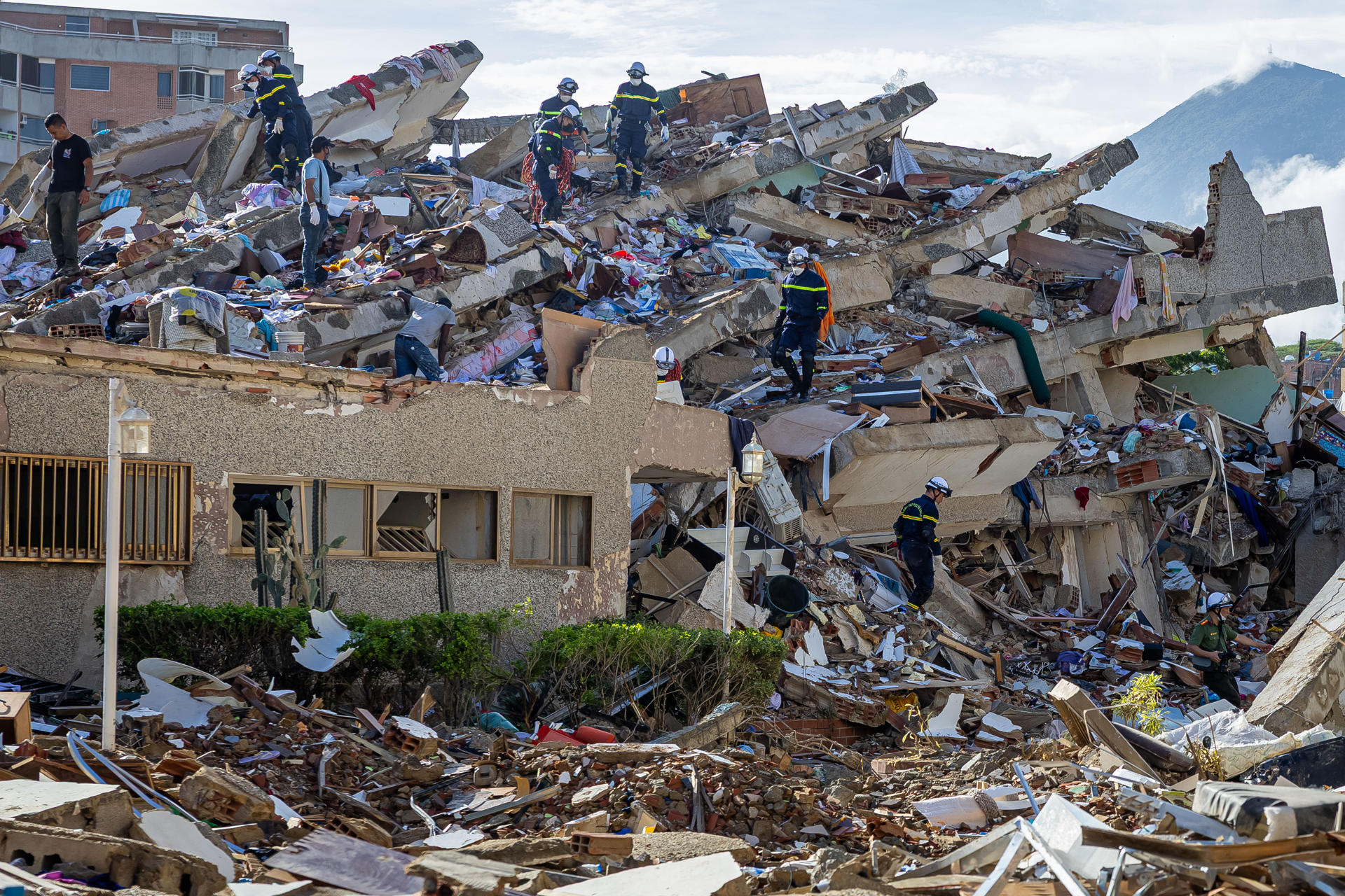“Esto parece una gallera”: la falta de comida y techo agobia a Venezuela tras los terremotos