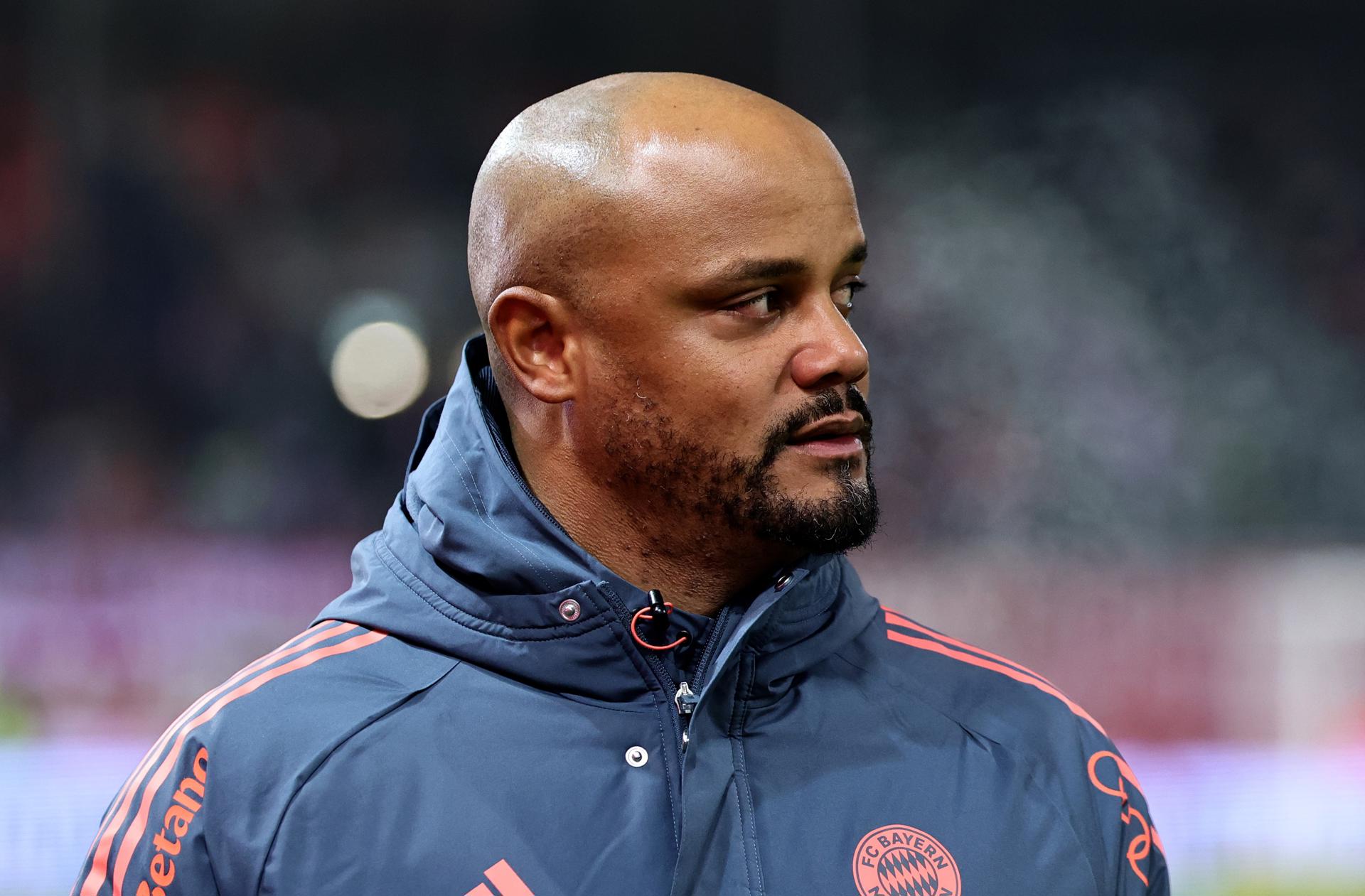 HEIDENHEIM (Germany), 21/12/2025.- Bayern Munich's head coach Vincent Kompany looks on ahead of the German Bundesliga soccer match between 1. FC Heidenheim and FC Bayern Munich in Heidenheim, Germany, 21 December 2025. (Alemania) EFE/EPA/RONALD WITTEK CONDITIONS - ATTENTION: The DFL regulations prohibit any use of photographs as image sequences and/or quasi-video.