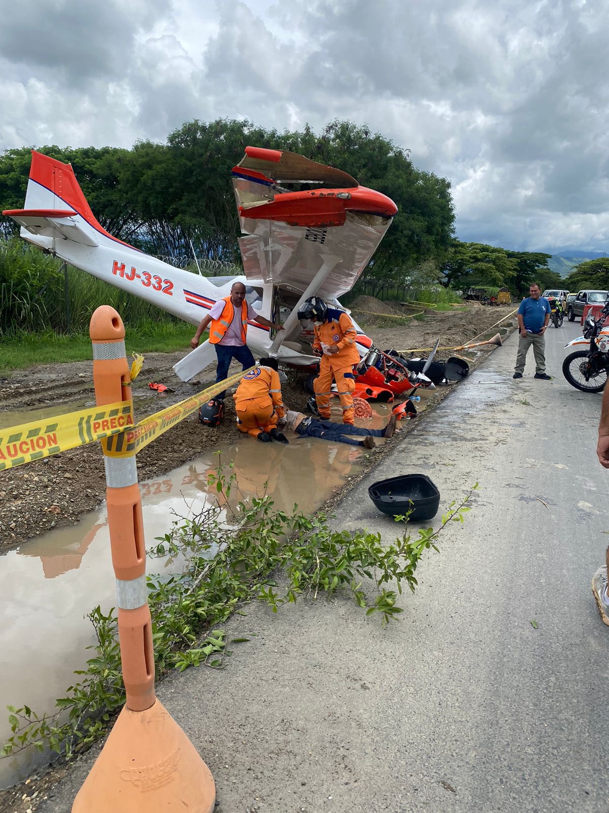 Una avioneta cayó en Cartago y causó accidente con un motociclista