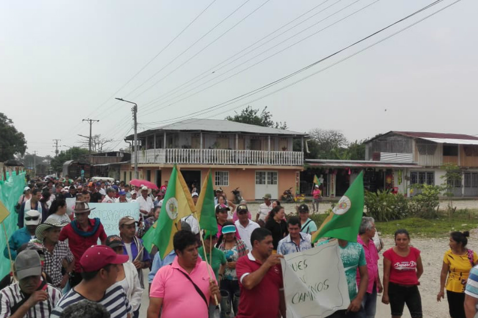 Por ahora, dicen los líderes campesinos, todo obedece a una marcha pacífica, pero una asamblea permanente hasta que el Gobierno llegue a esos territorios a negociar. “Estamos en una marcha pacífica, demostrándoles a las instituciones estatales que estamos reclamando para que nos cumpla a los campesinos de San Juan de Lozada y de Los Pozos en San Vicente del Caguán. No queremos más operativos con atropellos contra nuestras comunidades, pues siempre estamos dispuestos al diálogo”, refirió Ronald Echeverry, líder de la Asociación Campesina del Río Guayabero (Asocatragua).