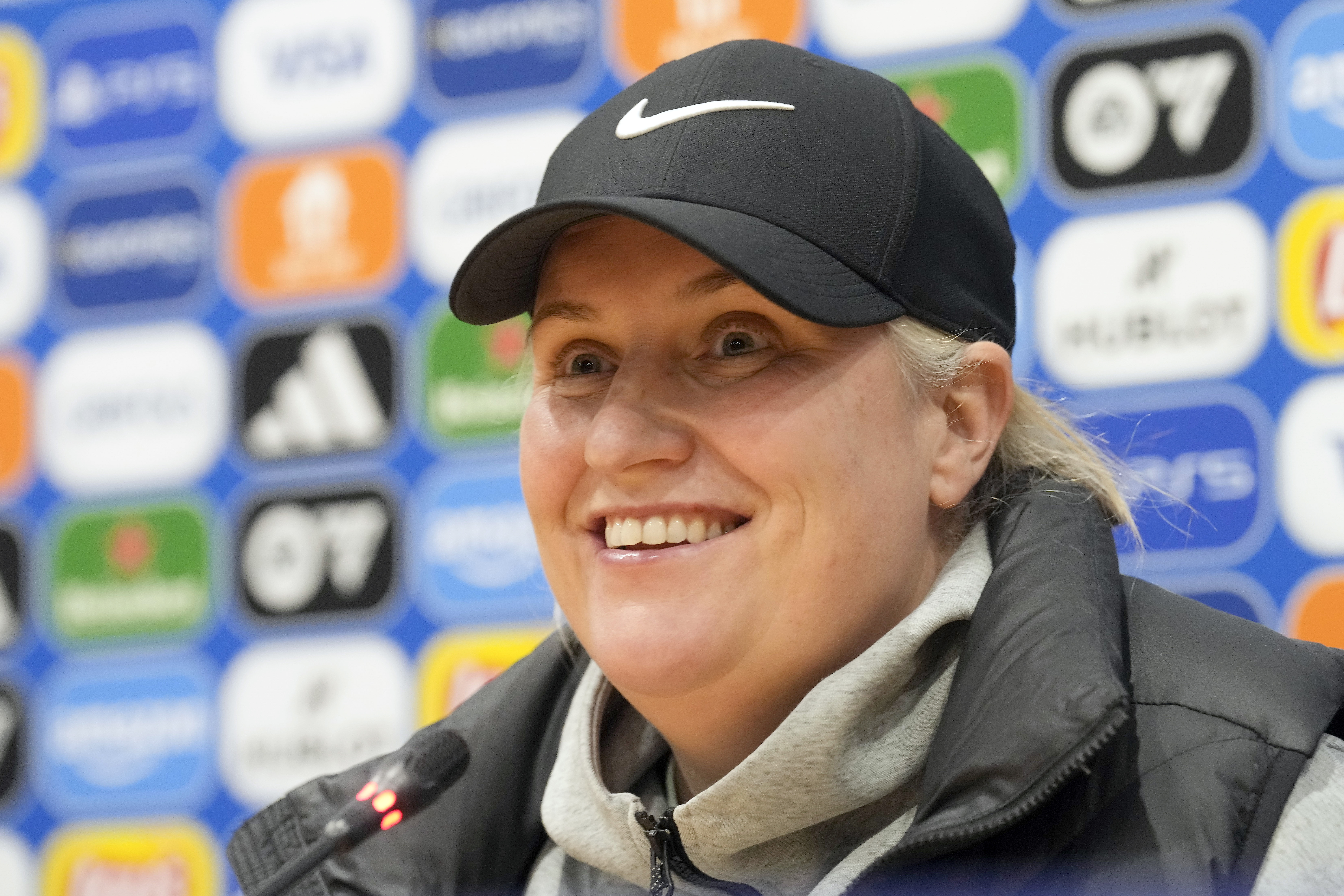 GRAFCAT3384. BARCELONA, 19/04/2024.- La entrenadora del Chelksea FC, Emma Hayes, durante la rueda de prensa que ha ofrecido este viernes en el Estadio Olímpico Lluis Companys, donde mañana disputarán el partido de ida de semifinales de la Liga de Campeones contra el FC Barcelona. EFE/ Enric Fontcuberta.