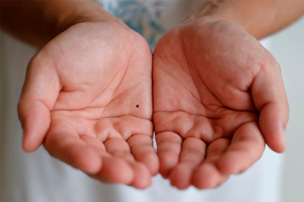 Lunares en la mano qué significan, quiromancia