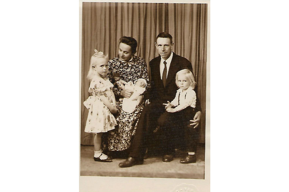 Retrato de Mechthild Kohlsdorf y Günther Büch, fundadores de la reserva Meremberg,  con sus hijos en 1958.