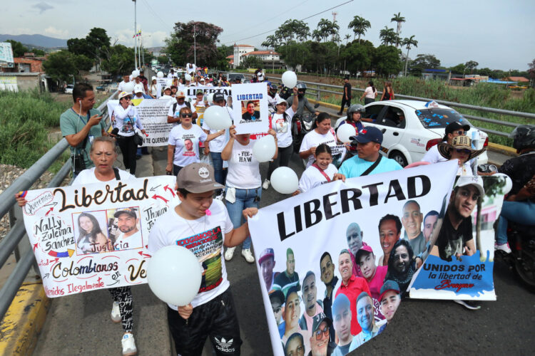 “Todo depende de Maduro”: familias de colombianos detenidos en Venezuela esperan su liberación