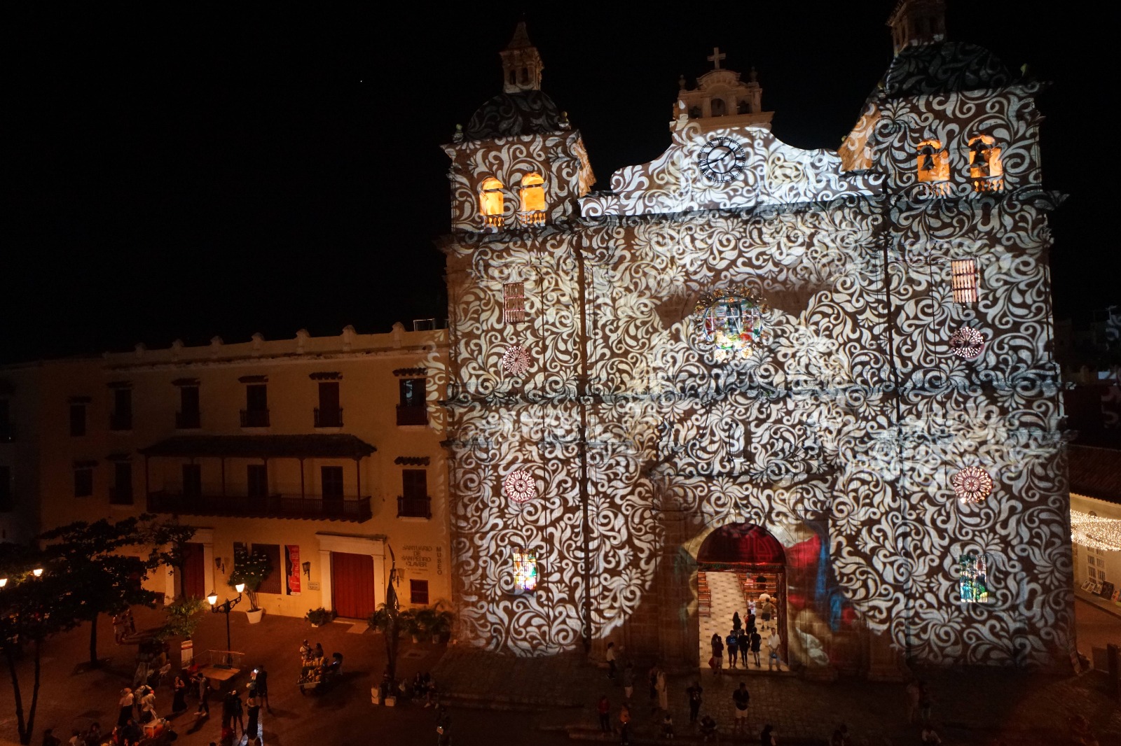 En las calles de Cartagena, se siente el ambiente de Navidad.