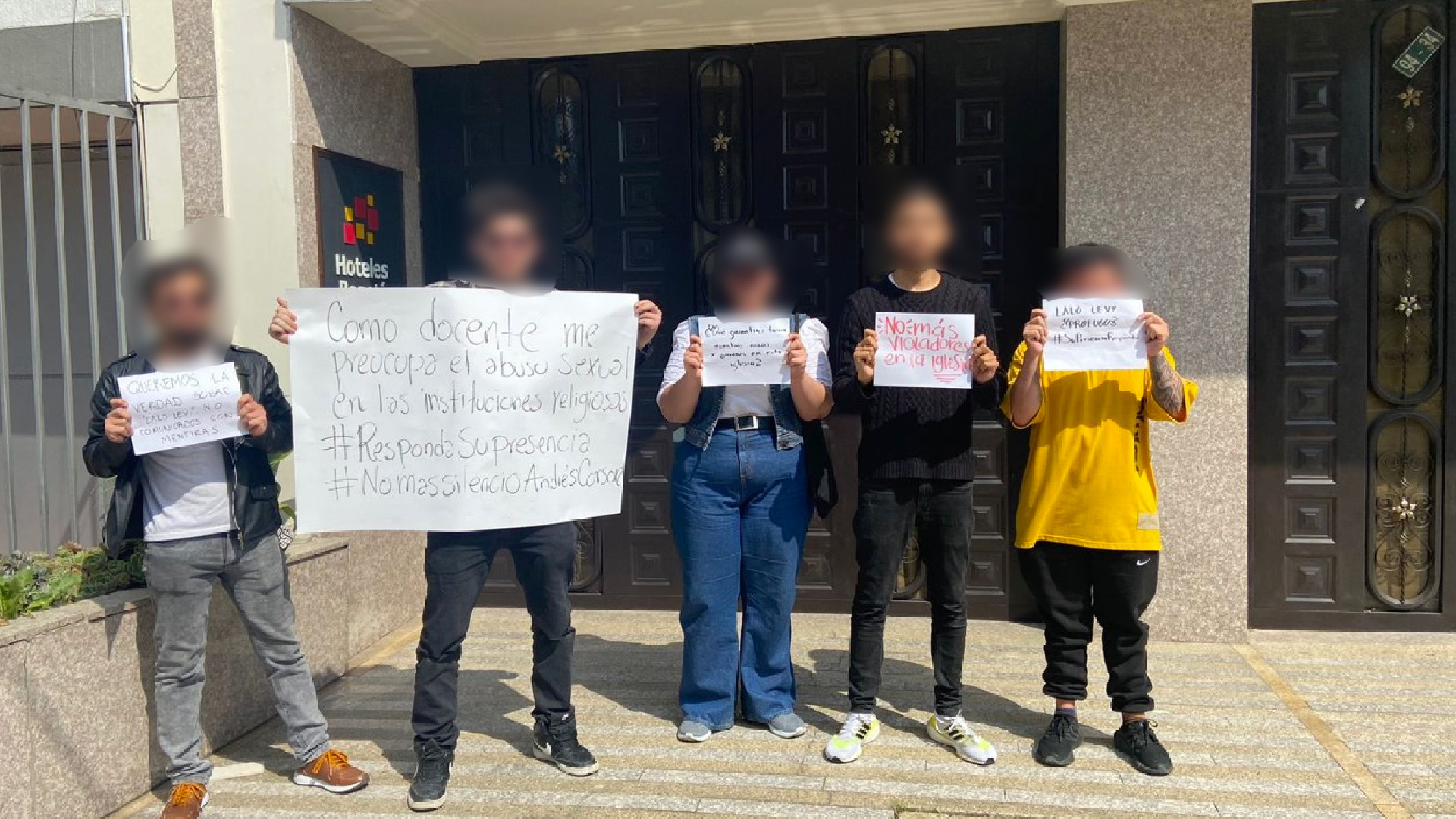 Varios exmiembros de la iglesia hicieron un plantón para pedir explicaciones sobre la vinculación de Eduardo Gutiérrez a la institución.