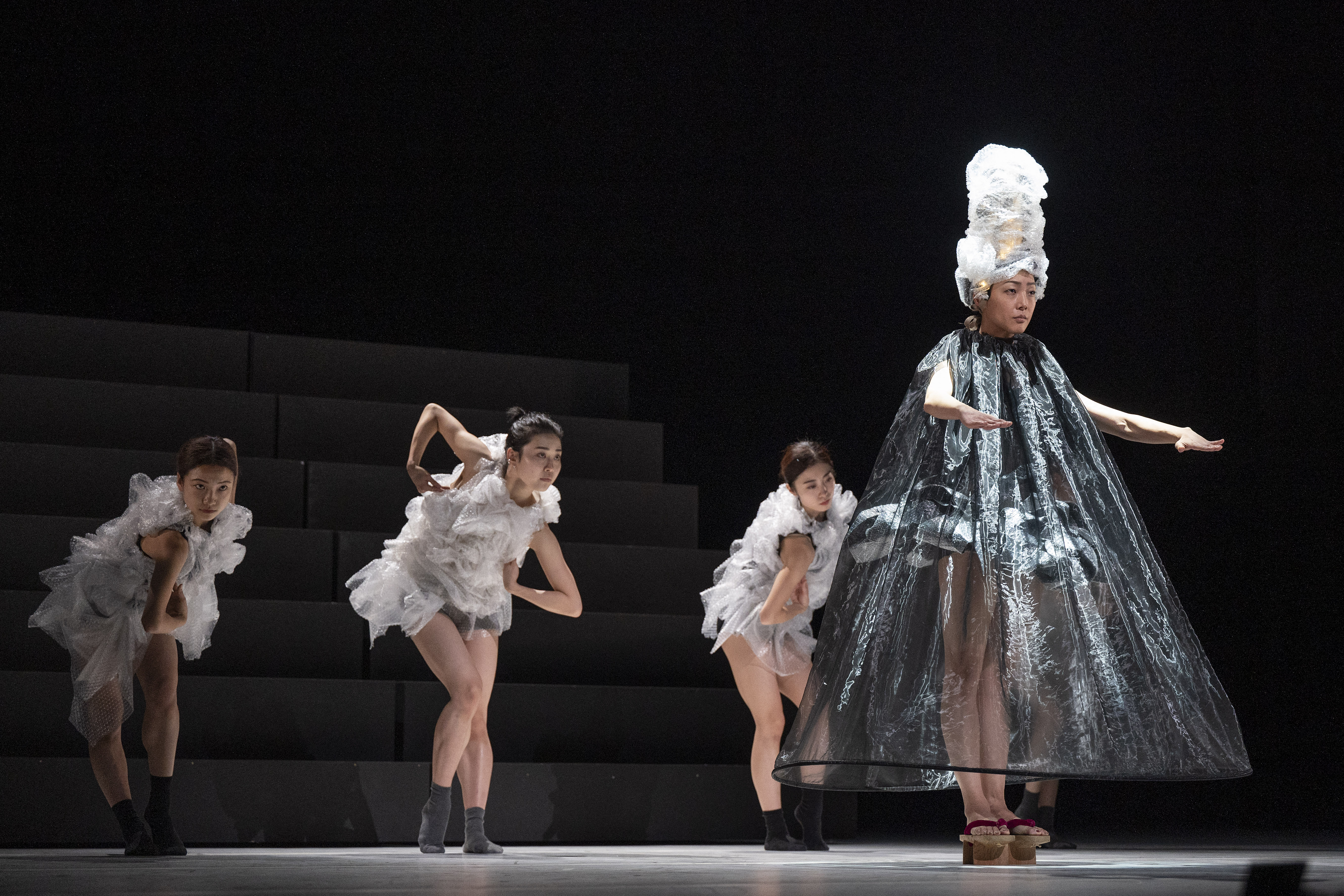Un ballet japonés usa desechos de plástico para crear su vestuario
