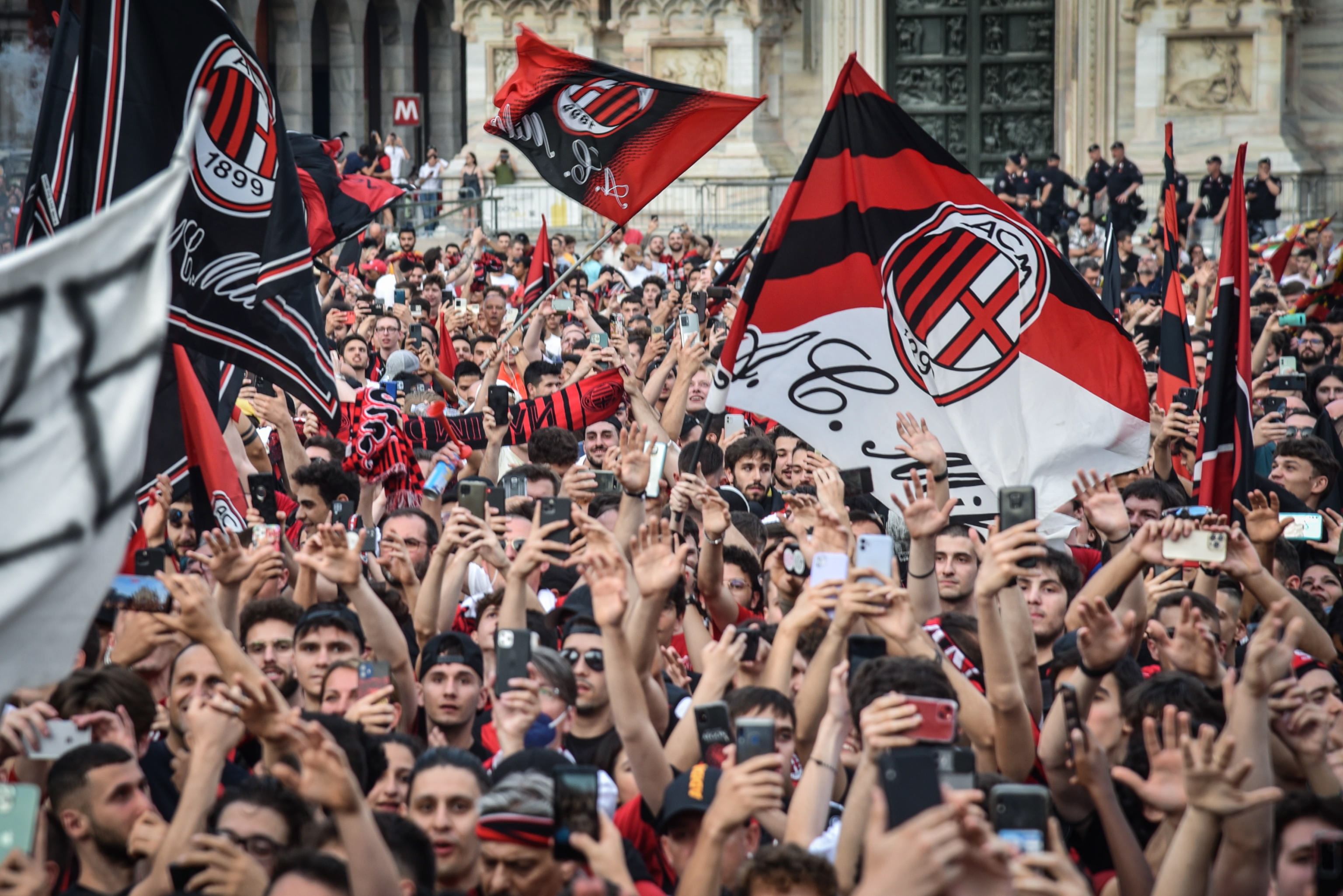 Milan (Italy), 22/05/2022.- AC Milan supporters celebrate in Duomo'Äôs square the victory of the Italian Serie A Championship's title (Scudetto) in Milan, Italy, 22 May 2022. (Italia) EFE/EPA/MATTEO CORNER