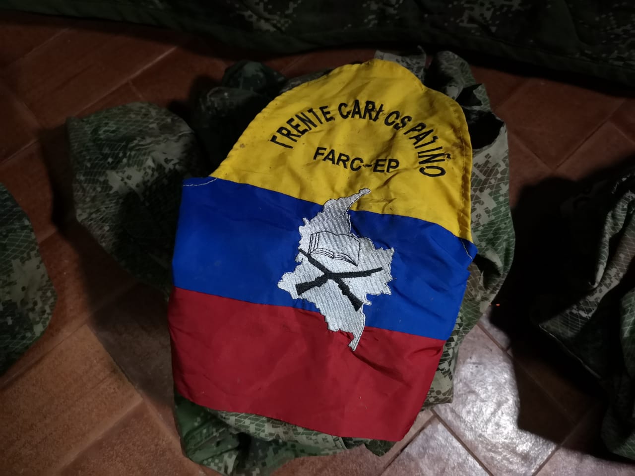 Pie de foto: Hace un año, durante un operativo contra esta estructura, el Ejército incautó una ametralladora, varias granadas y estos brazaletes que identifan a dicha organización ilegal en el sur del Cauca. 