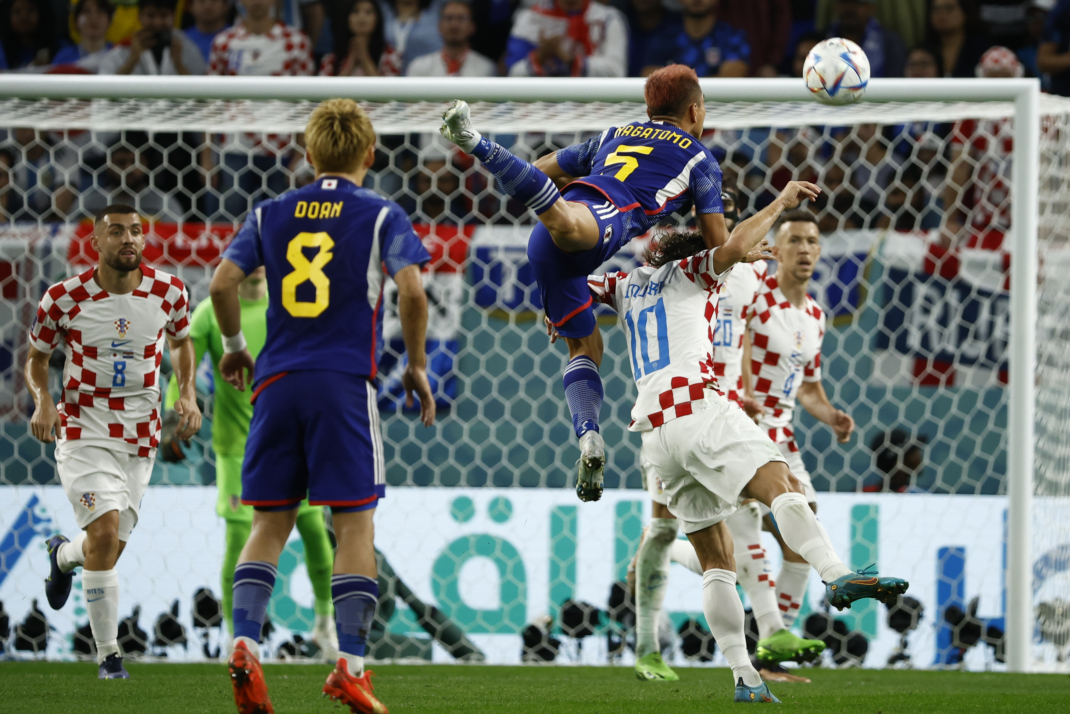 GR1038. AL WAKRAH (CATAR), 05/12/2022.- Yuto Nagatomo (arriba) de Japón disputa un balón con Luka Modrić de Croacia hoy, en un partido de los octavos de final del Mundial de Fútbol Qatar 2022 entre Japón y Croacia en el estadio Al Janoub en Al Wakrah (Catar). EFE/ José Méndez