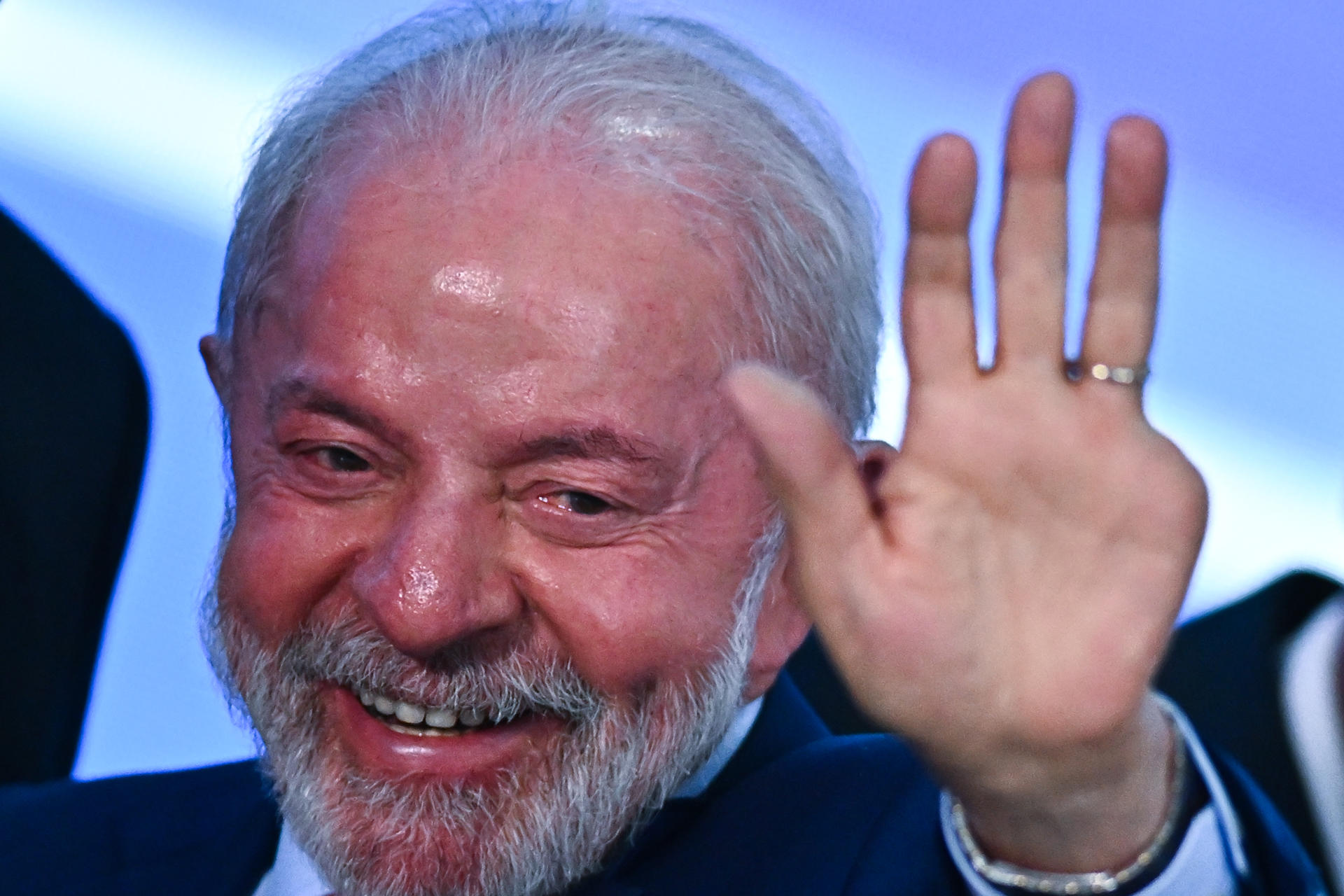 FOTODELDÍA BRA50. BRASILIA (BRASIL), 17/09/2025. - El presidente de Brasil, Luiz Inácio Lula da Silva, saluda durante un evento este miércoles, en el Palácio del Planalto en Brasilia (Brasil). Lula sancionó una ley que impone límites para el uso de las redes sociales por parte de niños y adolescentes, con un mensaje a su homólogo estadounidense, Donald Trump, un tenaz crítico de todo tipo de regulación en la internet. EFE/ Andre Borges
