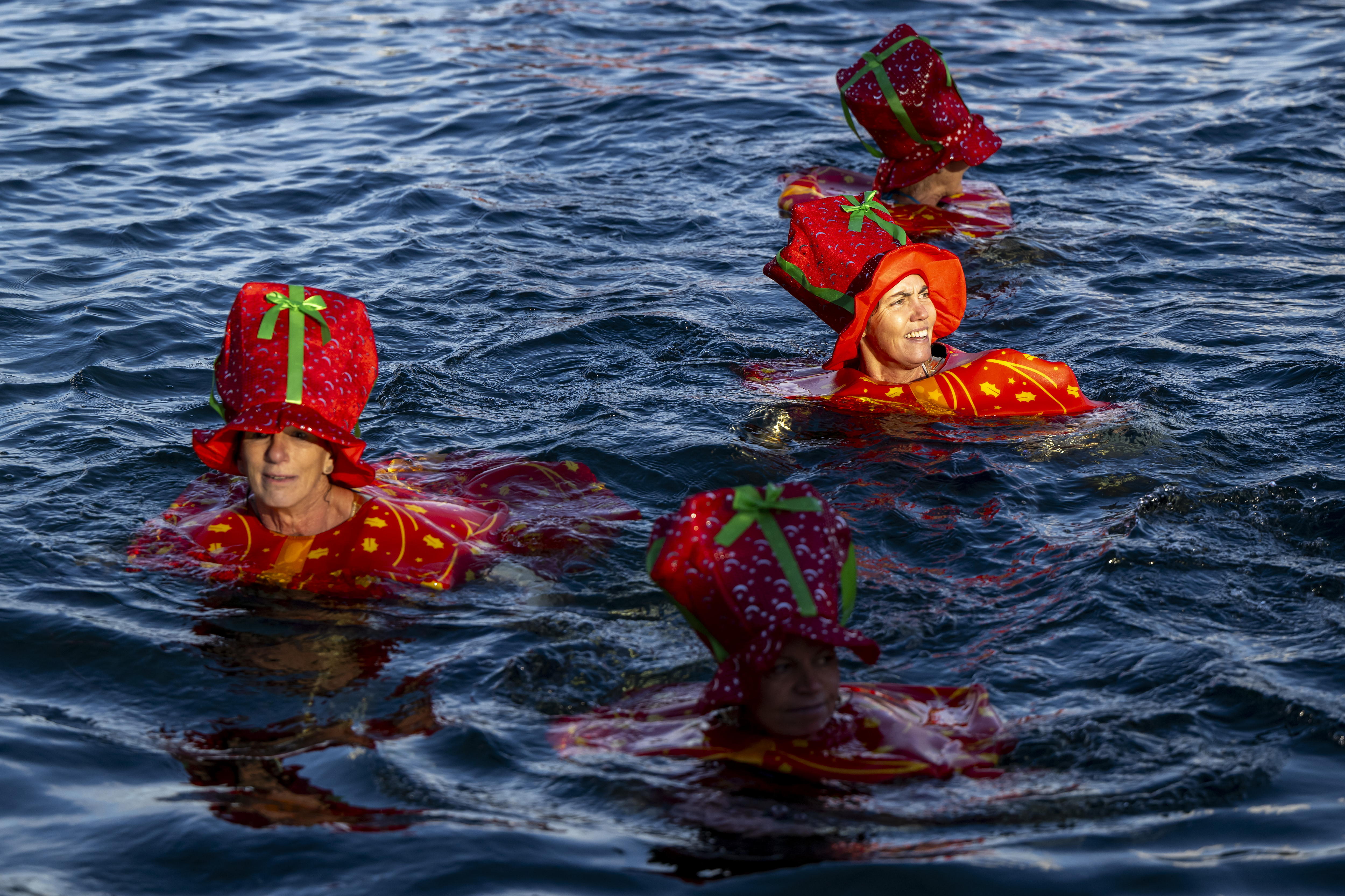 (Switzerland Schweiz Suisse), 21/12/2024.- Participants of the 86th edition of the annual Christmas swimming 'Coupe de Noel' swim in Lake Geneva, in Geneva, Switzerland, 21 December 2024. More than 4400 men and women swam the 100 meters at the traditional Christmas swimming in Geneva where the water temperature was 7.7 degrees Celsius. (Suiza, Ginebra) EFE/EPA/MARTIAL TREZZINI