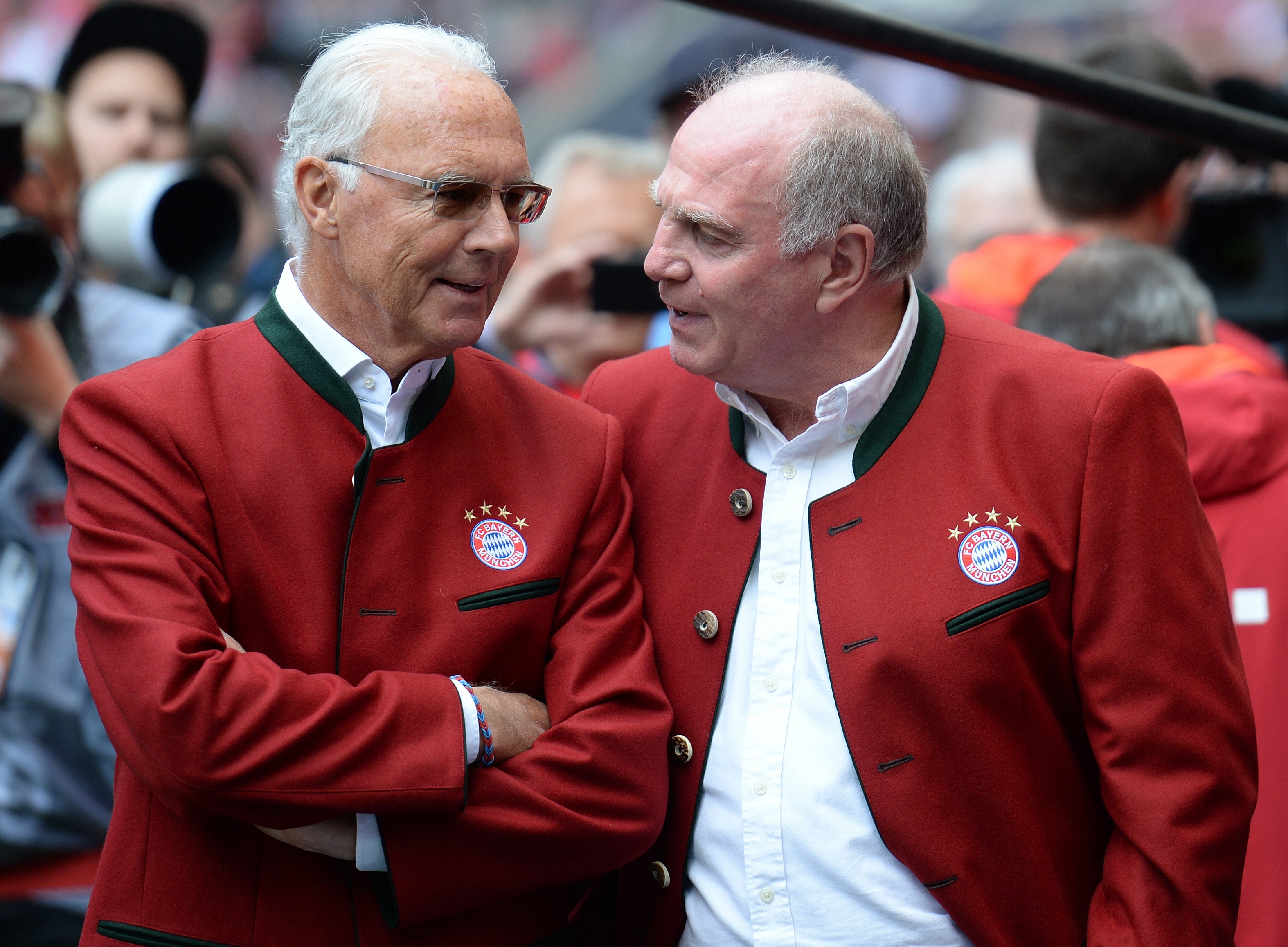 Munich (Germany), 14/05/2016.- (FILE) A file photograph of of former Honourary President of FC Bayern and German soccer legend Franz Beckenbauer (L) and former President Uli Hoeness speaking before kick-off at the German Bundesliga soccer match between FC Bayern Munich and Hanover 96 at Allianz Arena in Munich, Germany, 14 May 2016, re-issued 08 January 2024. Beckenbauer passed away on 07 January 2024 aged 78, as his family confirmed on 08 January. (Alemania) EFE/EPA/ANGELIKA WARMUTH GERMANY OUT GERMANY OUT *** Local Caption *** 52755578
