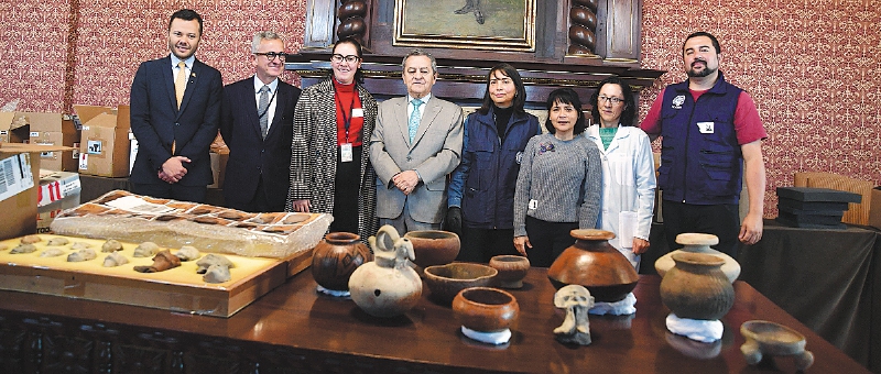 Este equipo es el responsable de hacer realidad la repatriación y revisión de las 274 piezas que llegaron el jueves a Bogotá. De izquierda a derecha: Juan Camilo Palacio, asesor de la dirección de Asuntos Culturales; Luis Armando Soto, director de Asuntos Culturales; Natalia Angarita, curadora del Icanh; José Antonio Salazar, secretario general de la Cancillería; Ángela Escobar, arqueóloga del Icanh; Patricia Ramírez, restauradora de bienes muebles del mismo instituto; Deyanira Méndez, arqueóloga; y Bernardo Quintero, asistente del grupo de patrimonio.