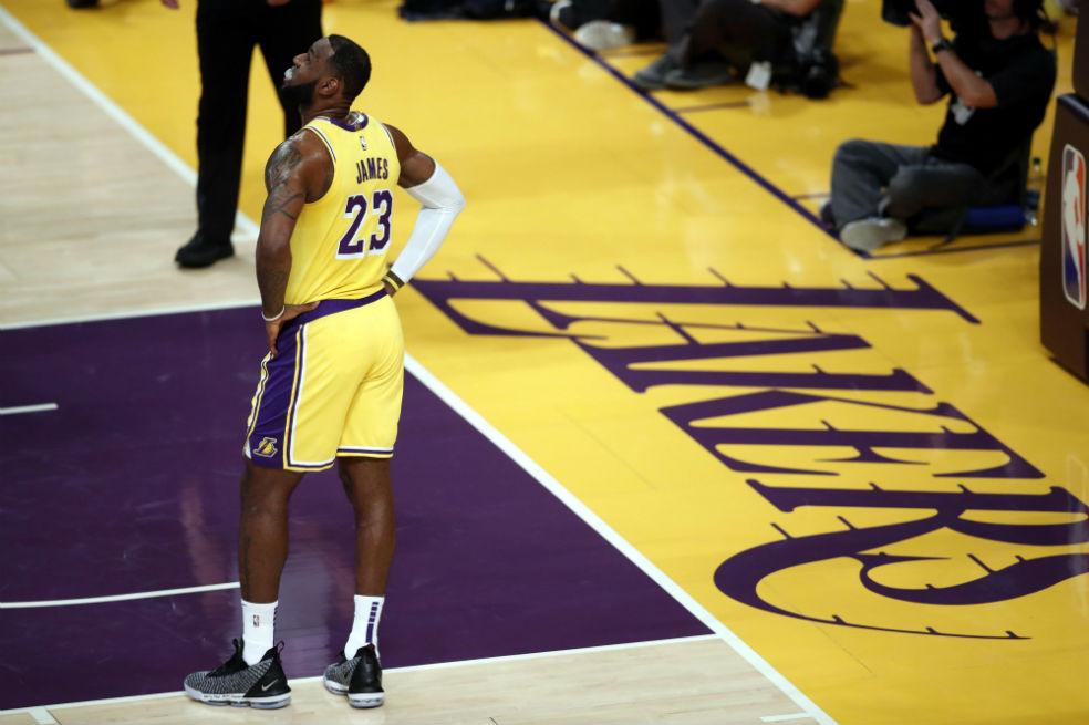 Los Nuggets arruinan el debut de LeBron James en el Staples Center