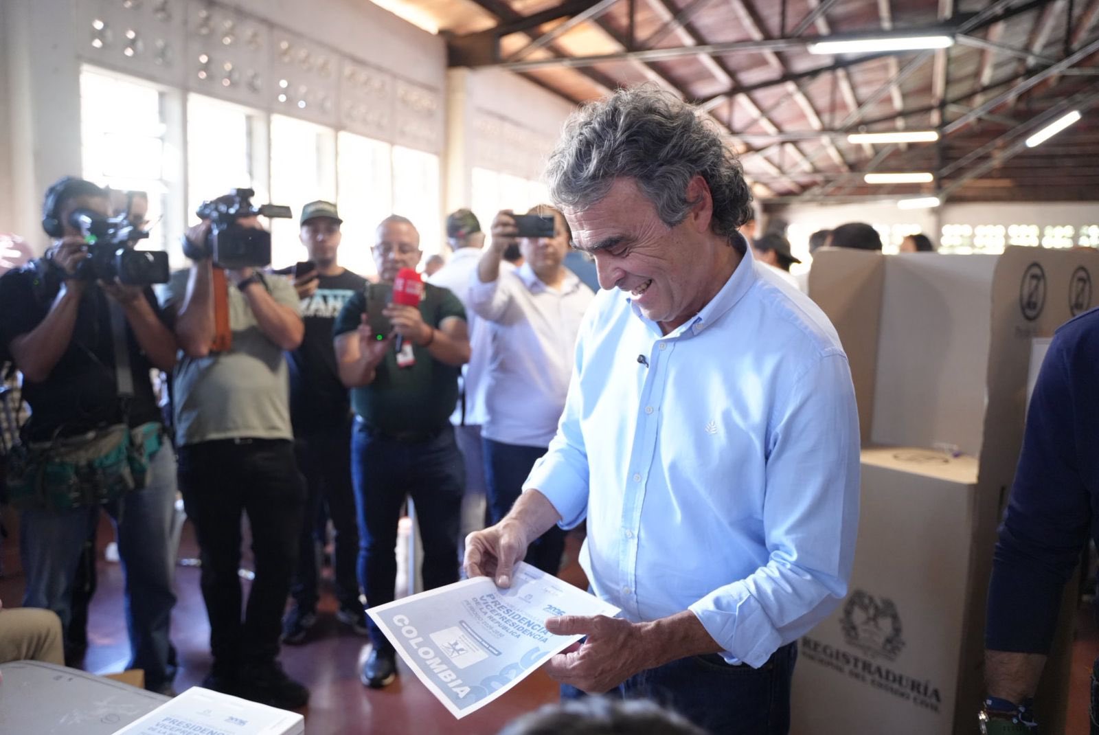 El candidato a la presidencia, Sergio Fajardo, ejerció su derecho al voto en Medellín.