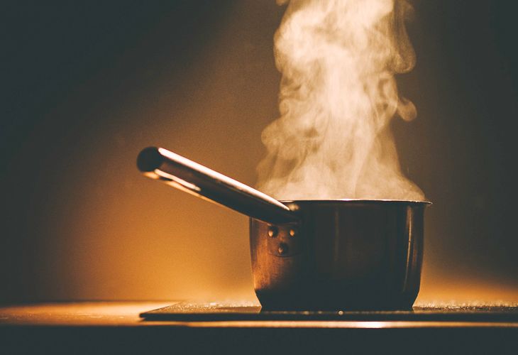 ¿Cómo limpiar una olla quemada por dentro?