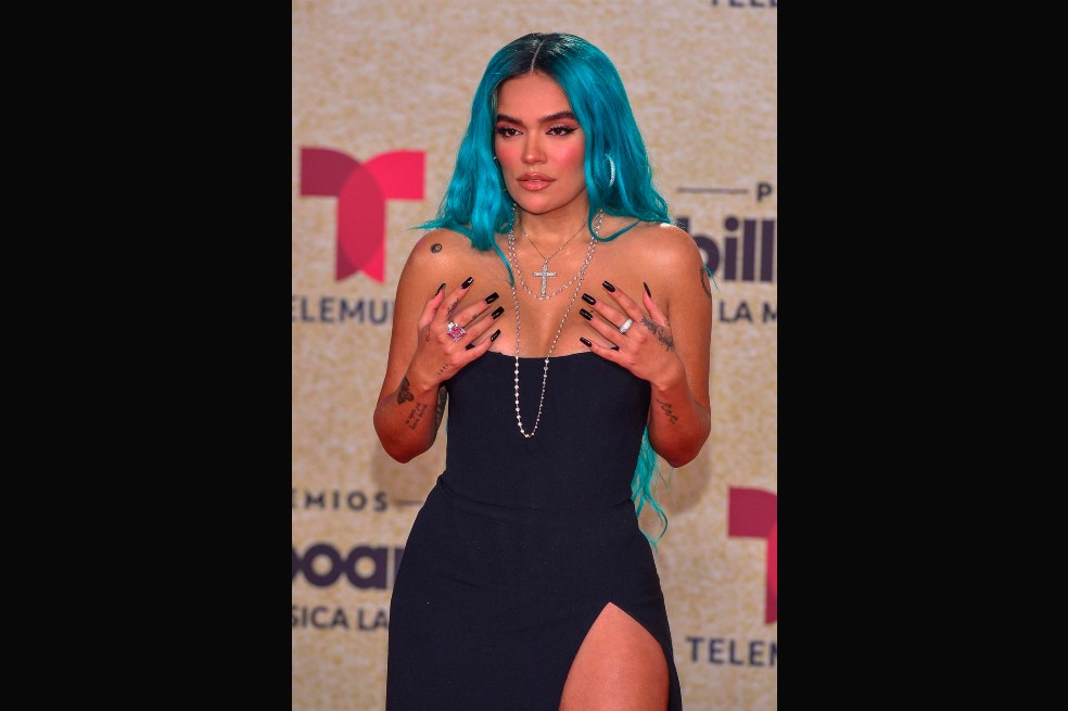 La cantante colombiana Karol G posa en la alfombra roja de los Premios Billboard de la Música Latina.