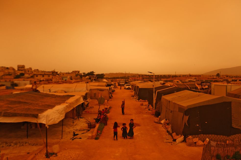 Desde el 16 de mayo en Irak se declaró el estado de emergencia por la tormenta de polvo. Se cerraron escuelas y oficinas en algunas provincias.