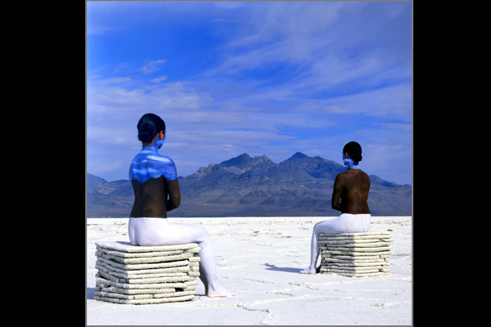 Los desnudos se convierten en paisaje