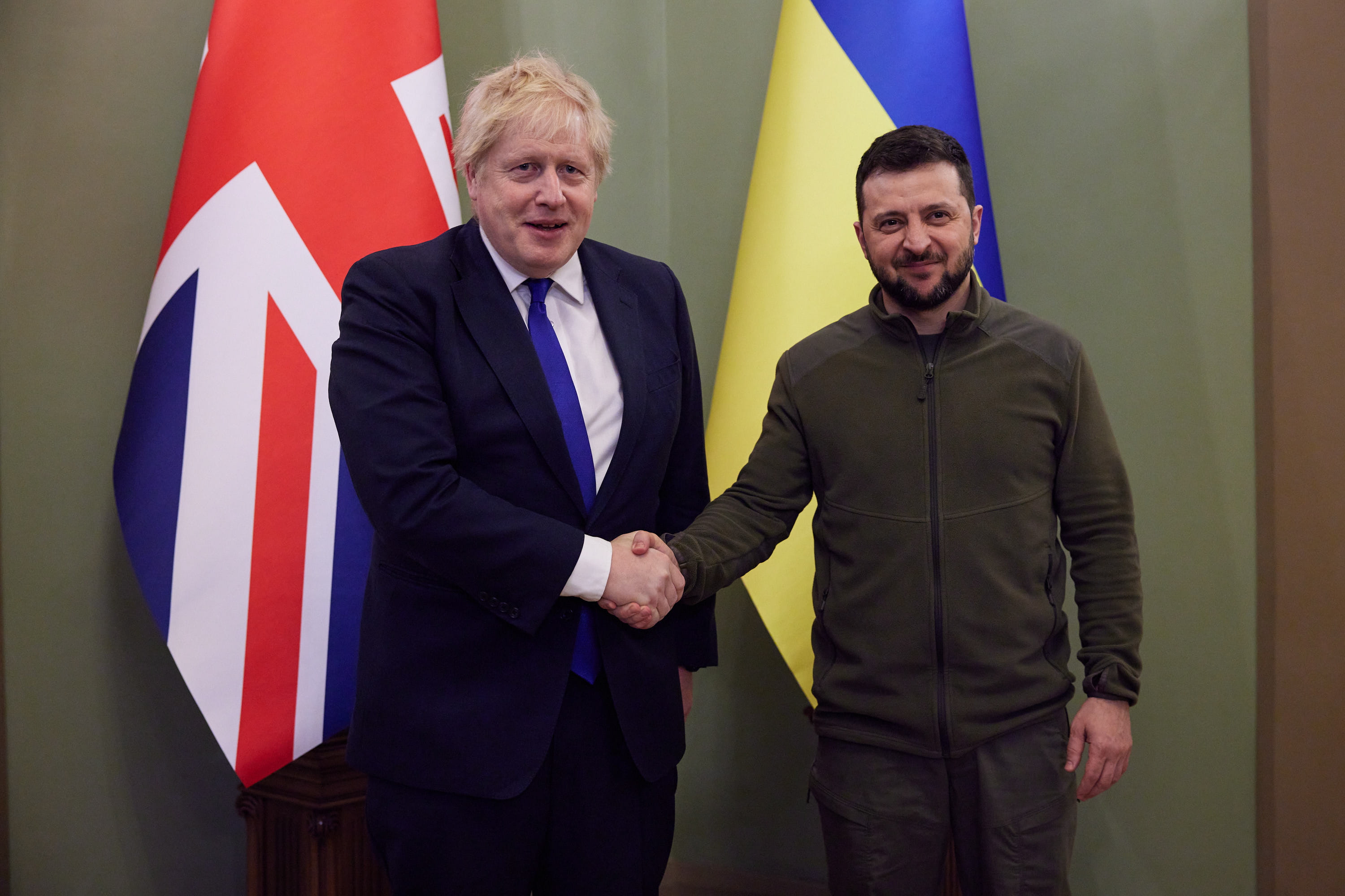 Johnson le promete armas a Ucrania tras bombardeo ruso en estación de tren