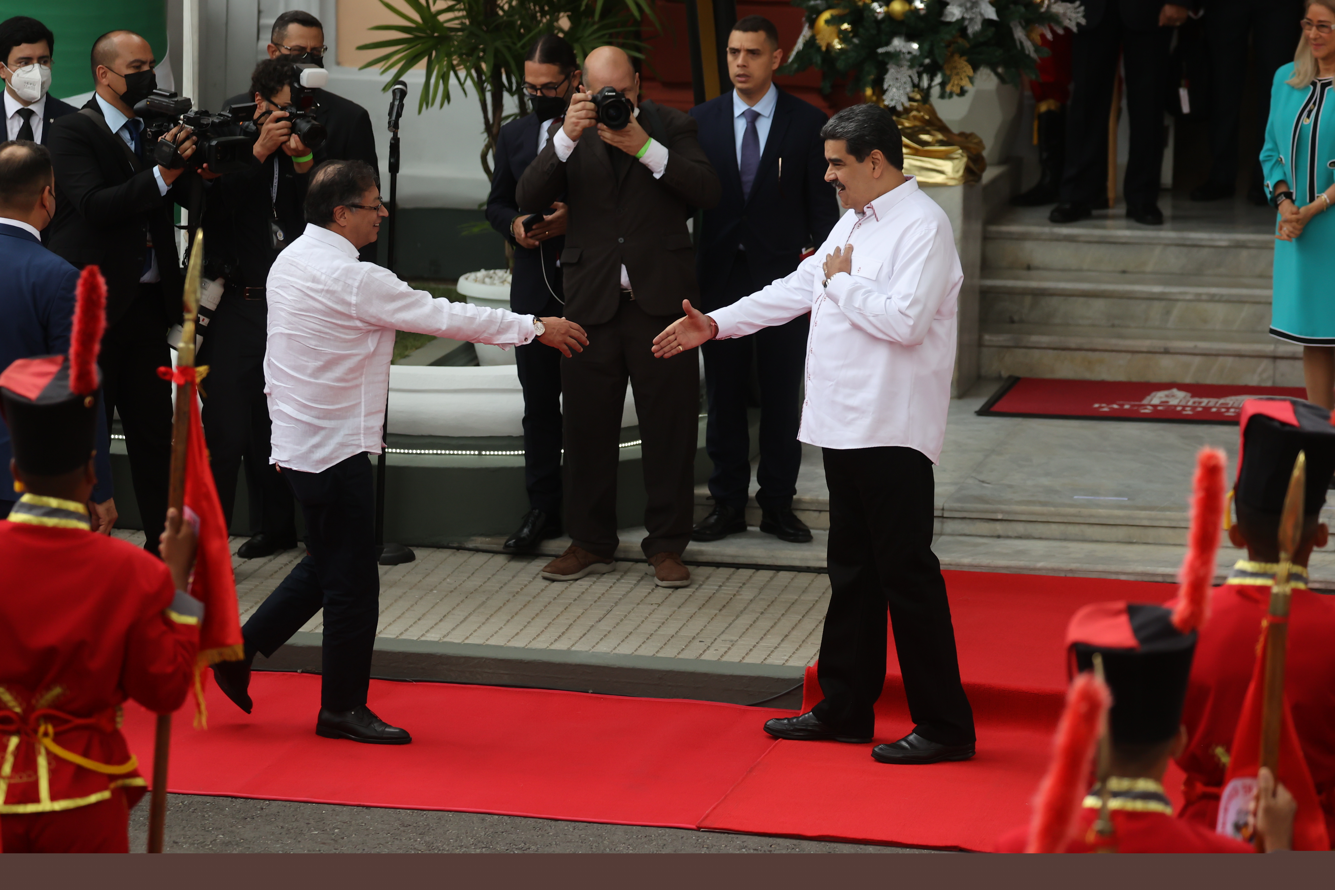 CARACAS (VENEZUELA), 01/11/2022.- El presidente de Venezuela, Nicolás Maduro (d), recibe a su homólogo de Colombia, Gustavo Petro, previo a una reunión hoy, en el Palacio de Miraflores, en Caracas (Venezuela). La reunión de ambos mandatarios se realiza con el fin de hablar sobre la relación bilateral, la reapertura de la frontera y el reingreso del país caribeño al Sistema Interamericano de Derechos Humanos. EFE/ Miguel Gutiérrez