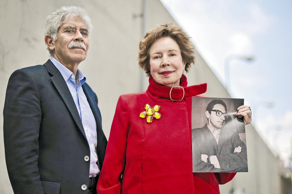 El historiador y catedrático Medófilo Medina y María Cristina Posada, gestores del homenaje a Francisco Posada.  / Andrés Torres