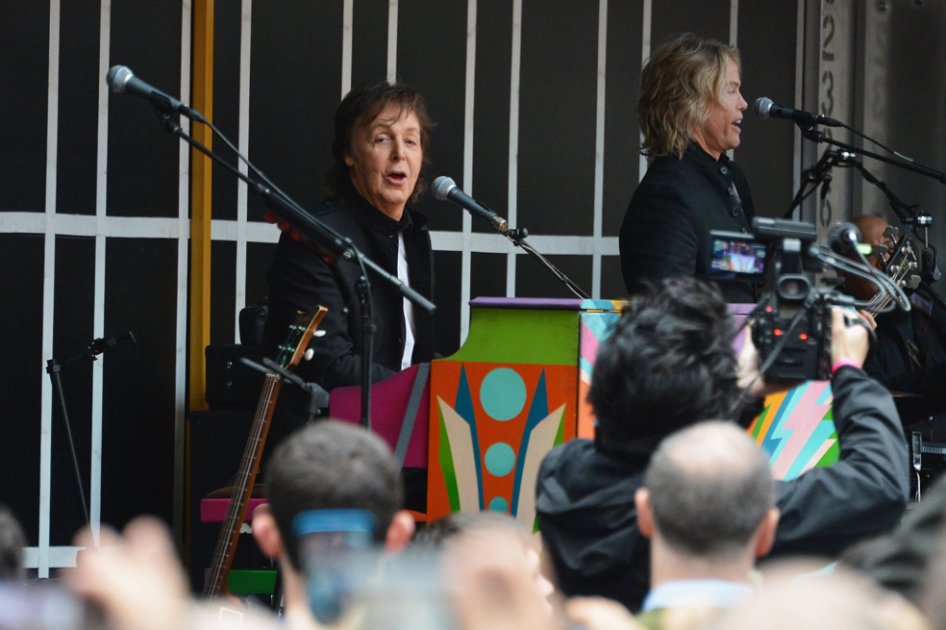 Paul McCartney rindió homenaje al fallecido John Lennon.