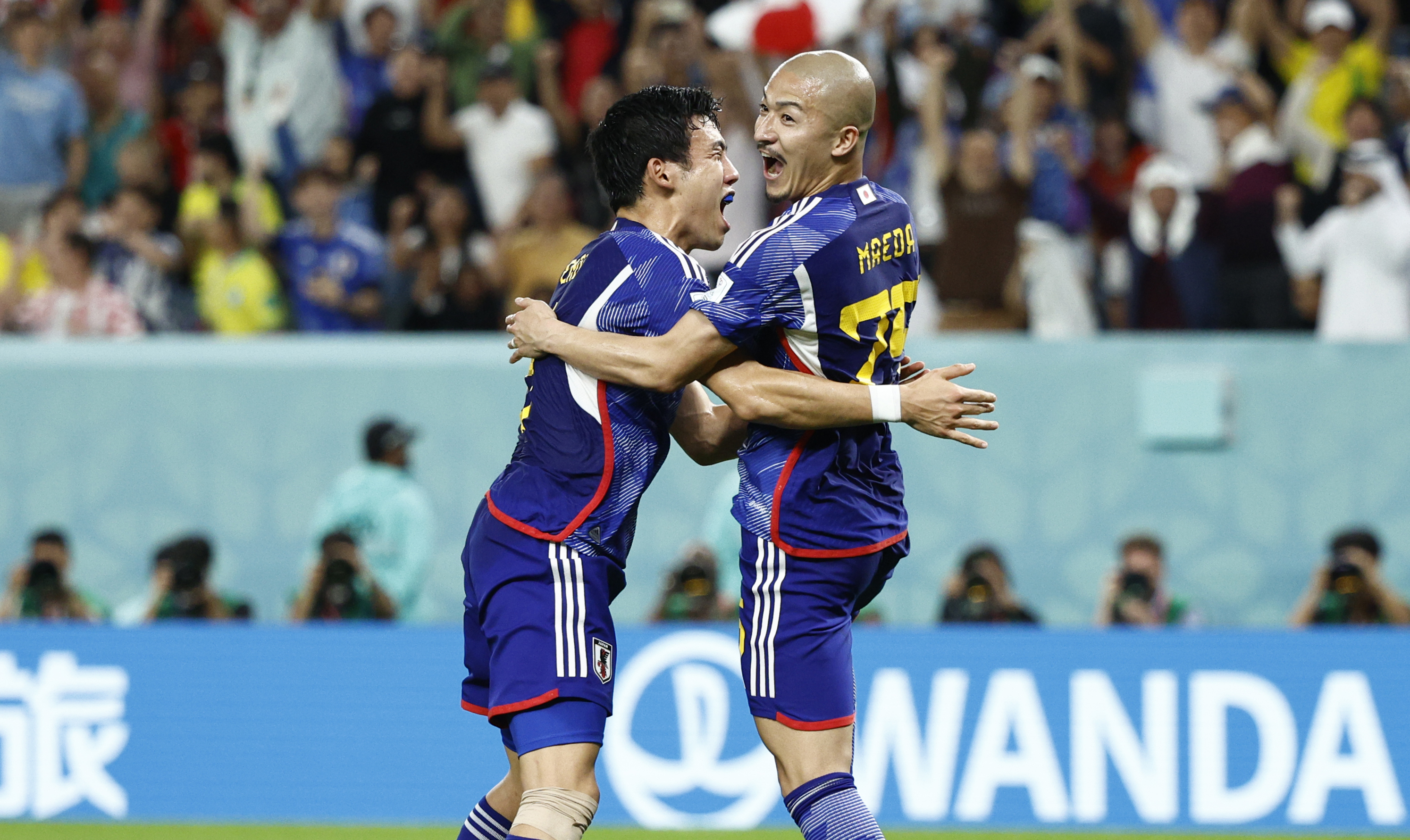 . AL WAKRAH (CATAR), 05/12/2022.- Wataru Endo (i) y Daizen Maeda de Japón celebran un gol hoy, en un partido de los octavos de final del Mundial de Fútbol Qatar 2022 entre Japón y Croacia en el estadio Al Janoub en Al Wakrah (Catar). EFE/Rodrigo Jiménez