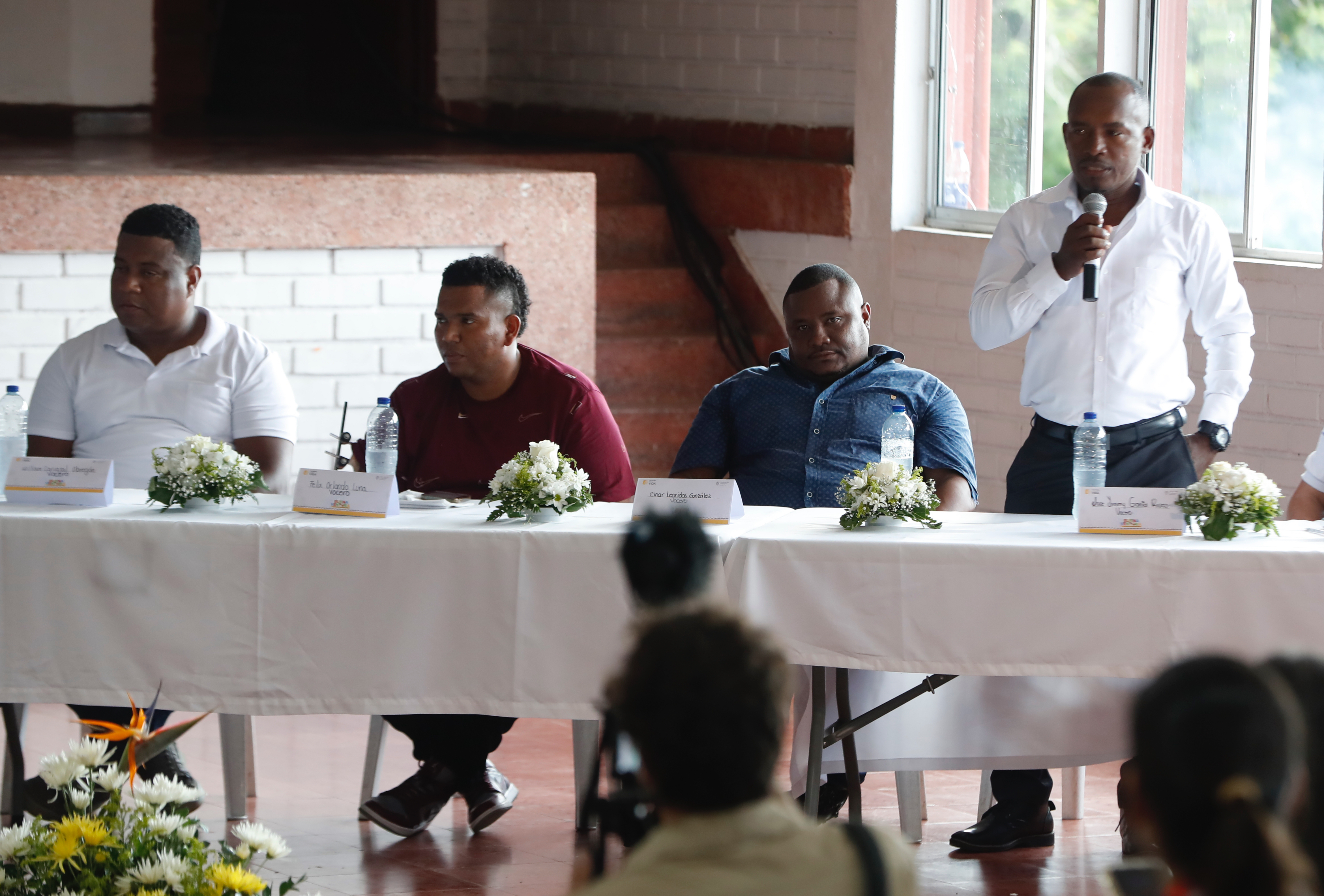 AME3999. BUENAVENTURA (COLOMBIA), 18/07/2023.- José Yimmy García, vocero de los Shottas, habla durante la instalación de la mesa de conversación socio jurídica para la construcción de paz con los grupos armados ilegales, hoy en Buenaventura (Colombia). EFE/ Ernesto Guzmán