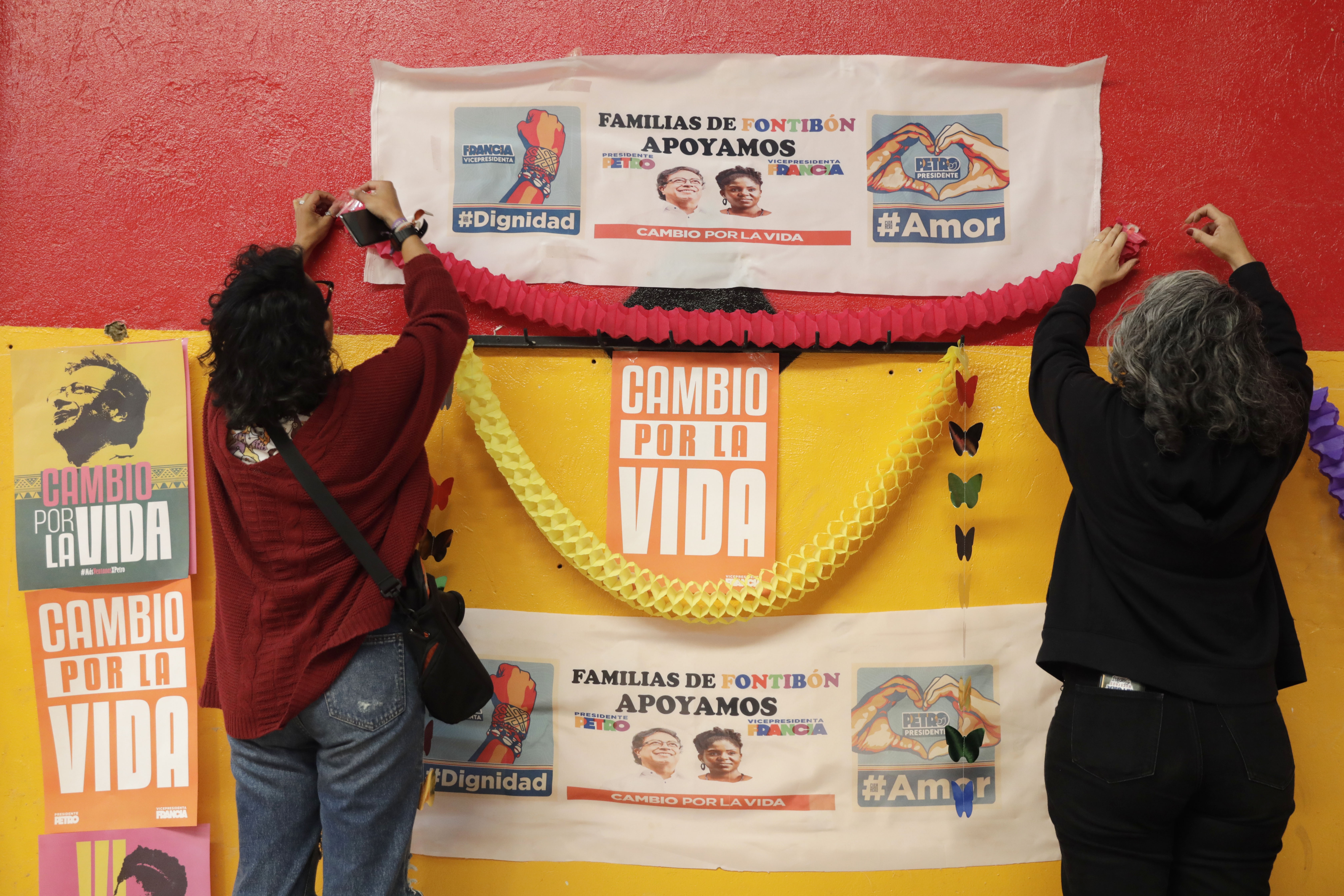 AME6256. BOGOTÁ (COLOMBIA), 12/06/2022.- Simpatizantes de la coalición de izquierda Pacto Histórico decoran hoy el lugar elegido para el cierre de campaña del candidato a la presidencia de esa coalición, Gustavo Petro, en Bogotá (Colombia). Este domingo Colombia pone fin a una atípica campaña presidencial, marcada por la ausencia de grandes eventos o apariciones de los aspirantes, con una inusual jornada en la que los candidatos, Gustavo Petro y Rodolfo Hernández, han estado desaparecidos con cancelaciones de última hora a una semana de la cita definitiva. EFE/ Carlos Ortega