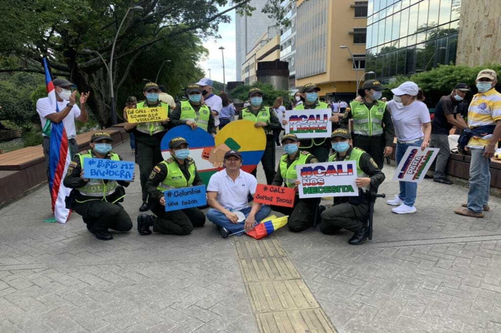 En medio de aplausos fueron recibidos policías en la marcha del silencio