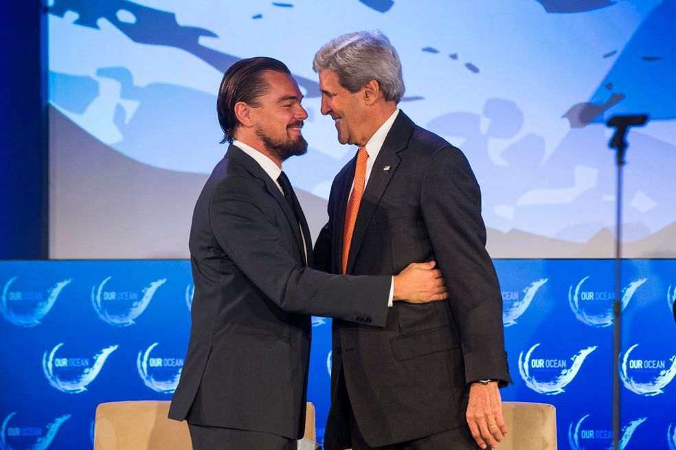 Leonardo DiCaprio, muy cerquita de John Kerry
