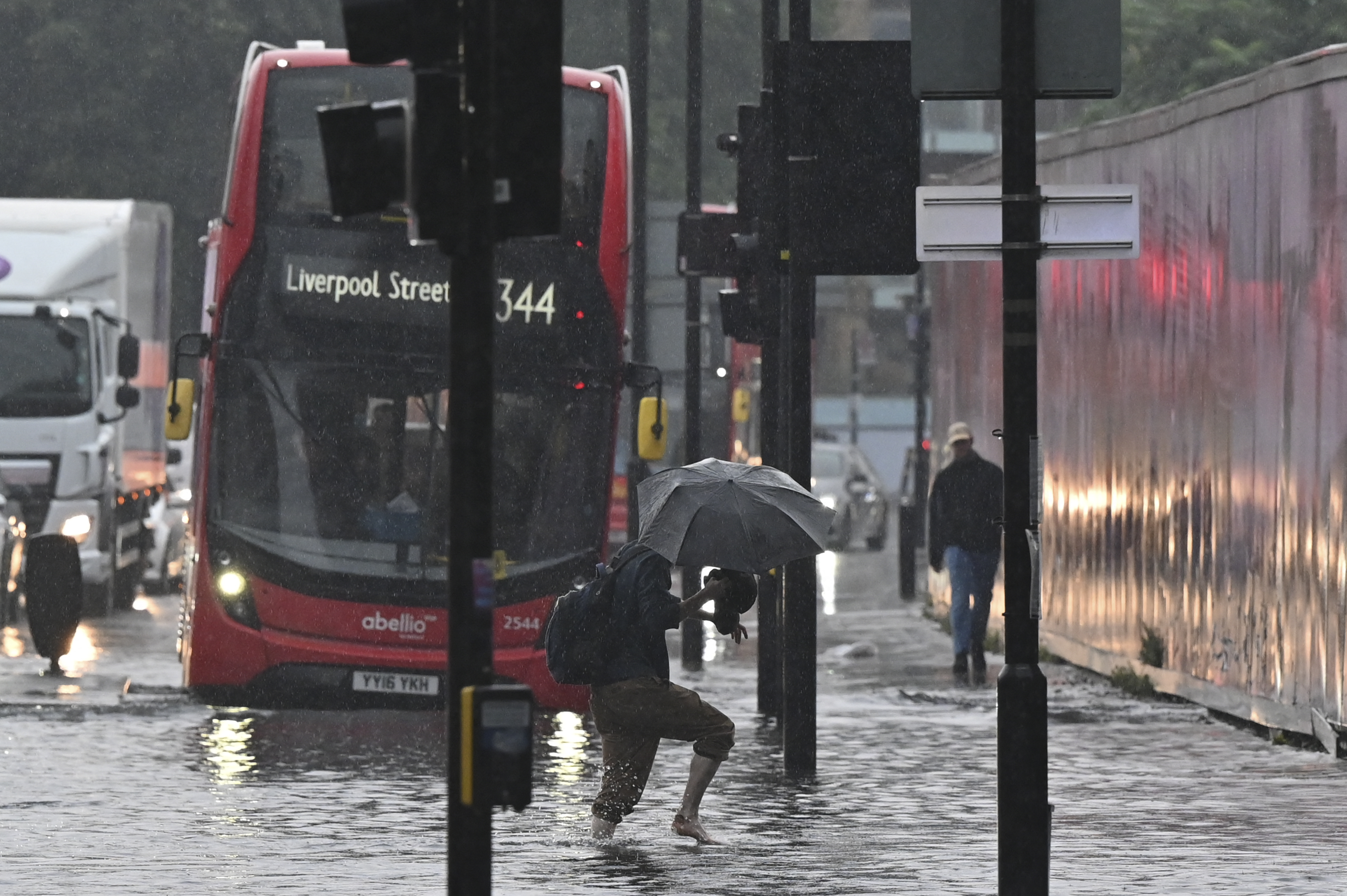 Tormentas eléctricas dejan carreteras y estaciones de metro inundadas en Londres