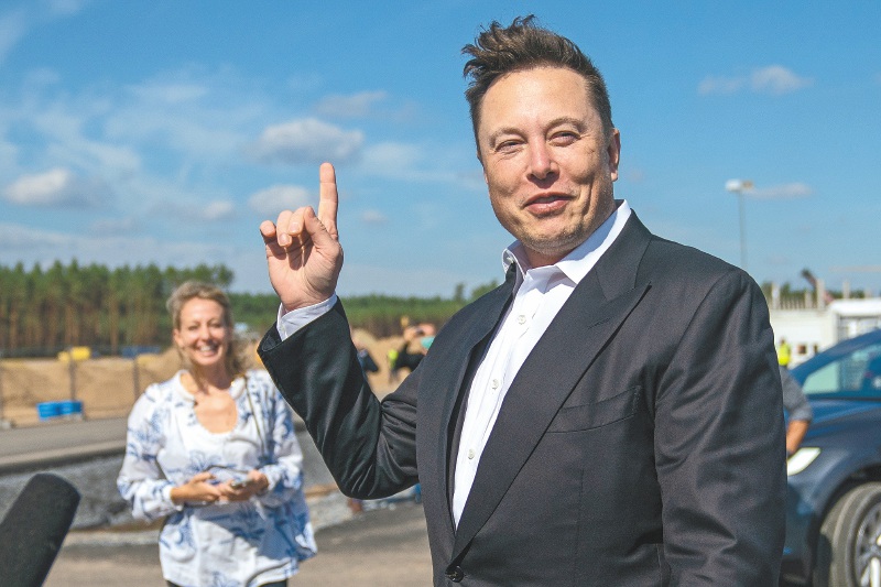 Elon Musk realizó una encuesta preguntando si debía dejar la dirección de Twitter. 