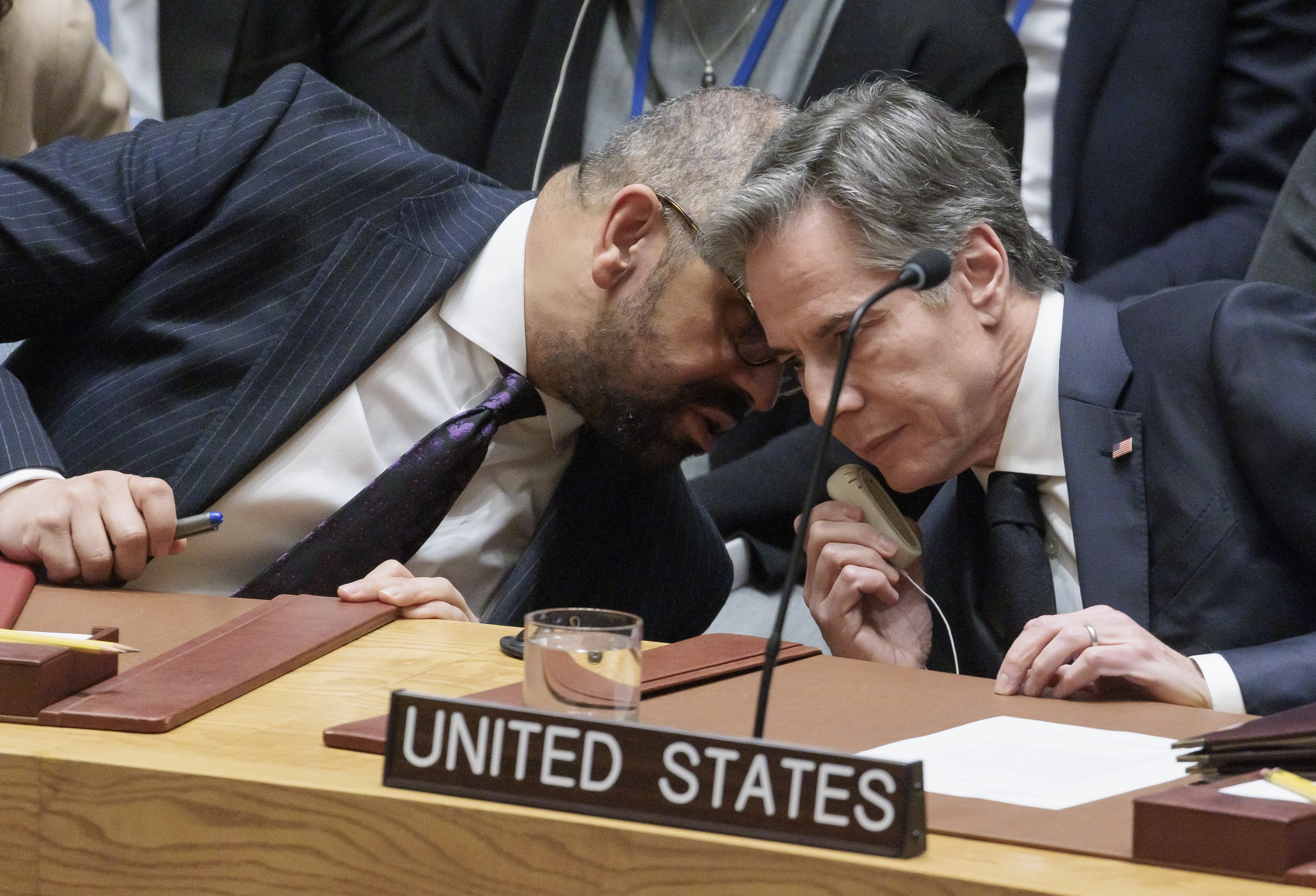 New York (United States), 24/02/2023.- The United States' Secretary of State Anthony Blinken (R) talks with the United Kingdom's Secretary of State James Cleverly (L), at the start of a high-level United Nations Security Council meeting on the conflict in Ukraine, at the United Nations headquarters in New York, New York, USA, 24 February 2023. The meeting is taking place on the one year anniversary of the start of Russia's invasion of Ukraine. (Rusia, Ucrania, Reino Unido, Estados Unidos, Nueva York) EFE/EPA/JUSTIN LANE
