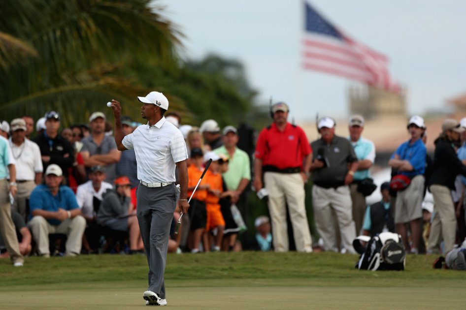 Tiger Woods toma ventaja en el torneo de golf de El Doral en Miami