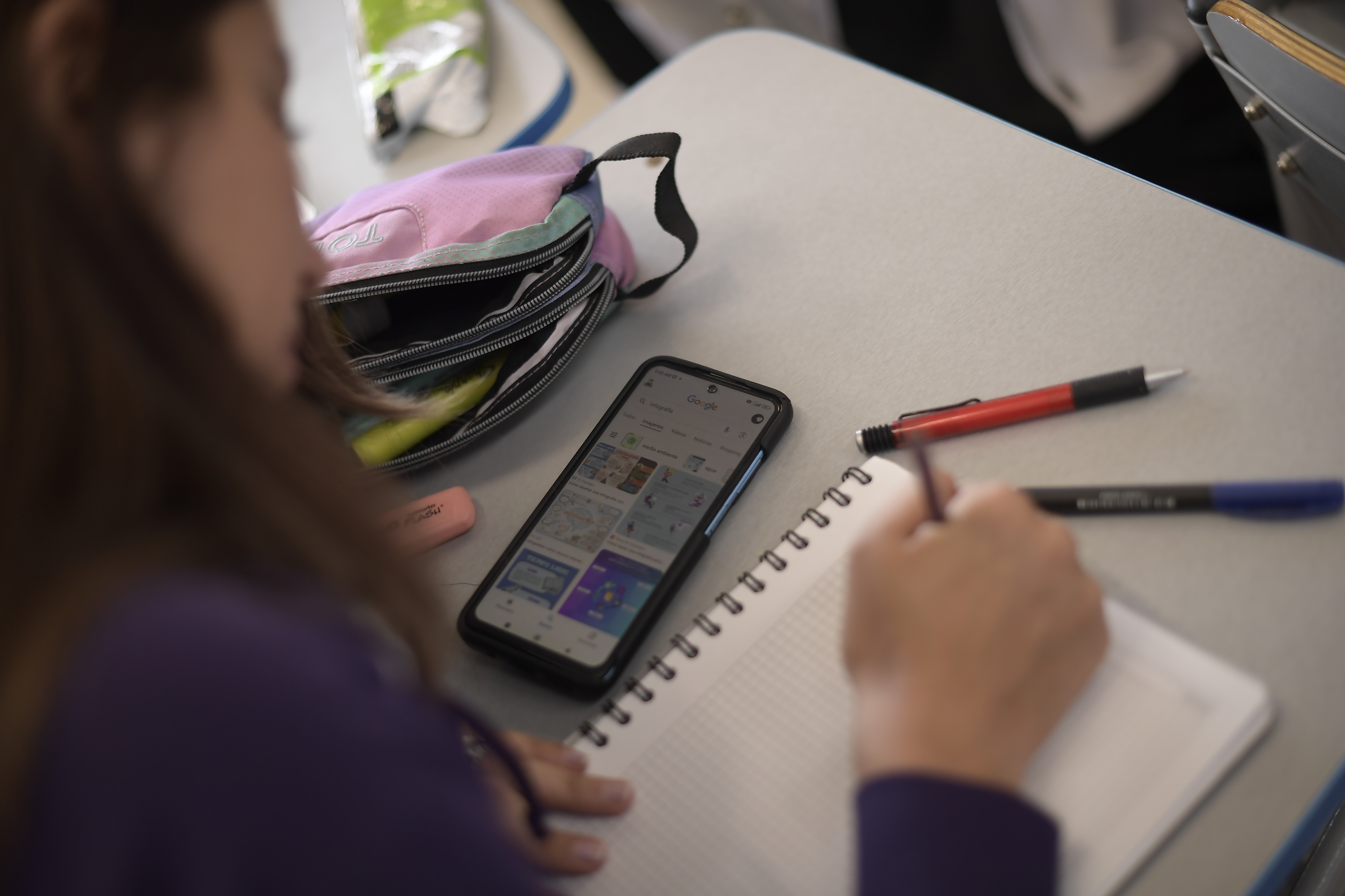 ¿Cómo usar IA en los salones de clase? Este informe de la OCDE puede darle algunos indicios