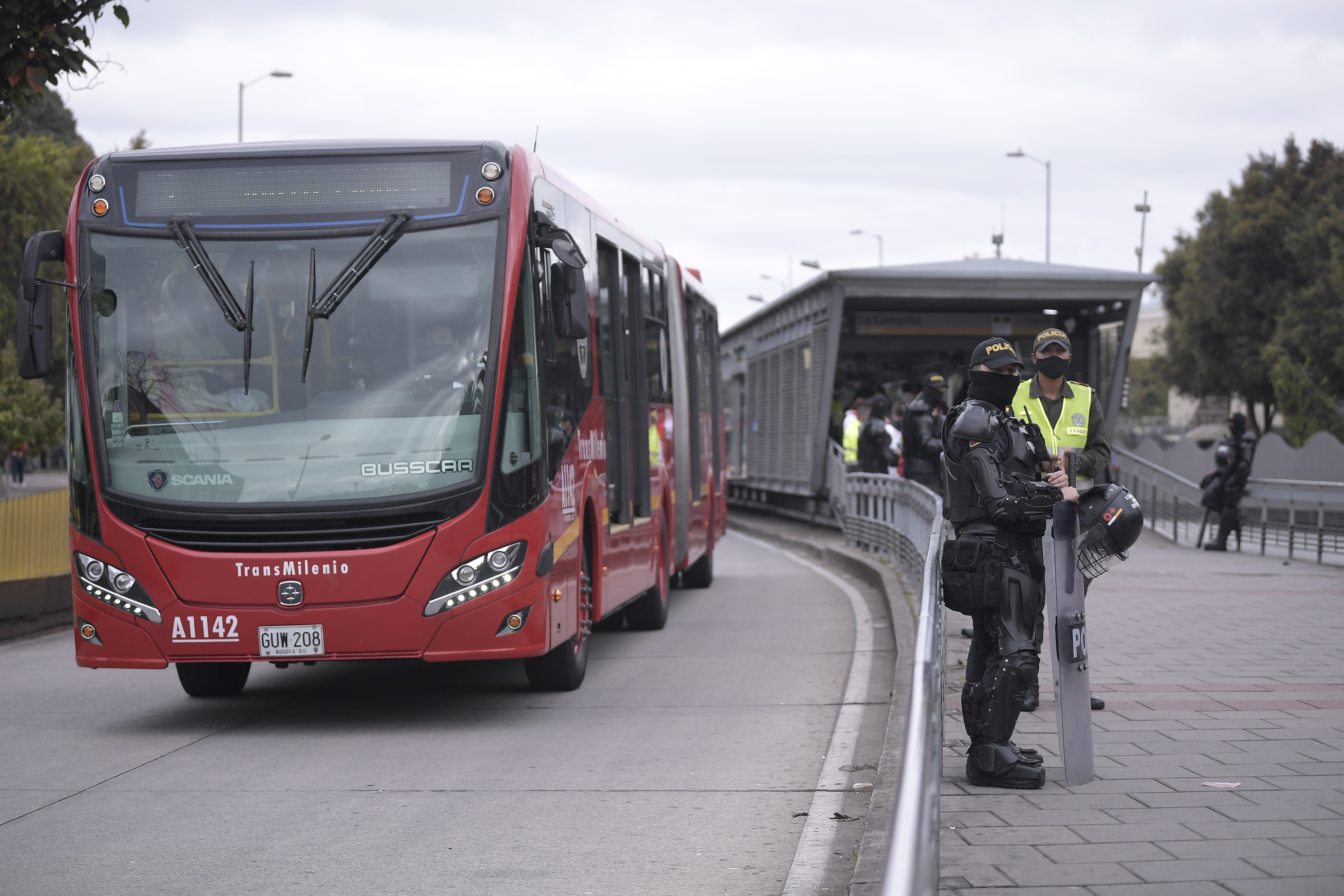 Algunos ciudadanos protestaron de forma pacífica y sin afectar la movilidad en algunos puntos de Bogotá, debido al alza en las tarifas de Transmilenio y el Sitp; La policía y el Esmad quienes custodiaban algunas estaciones y portales del sistema, realizaron detenciones arbitrarias contra los protestantes.