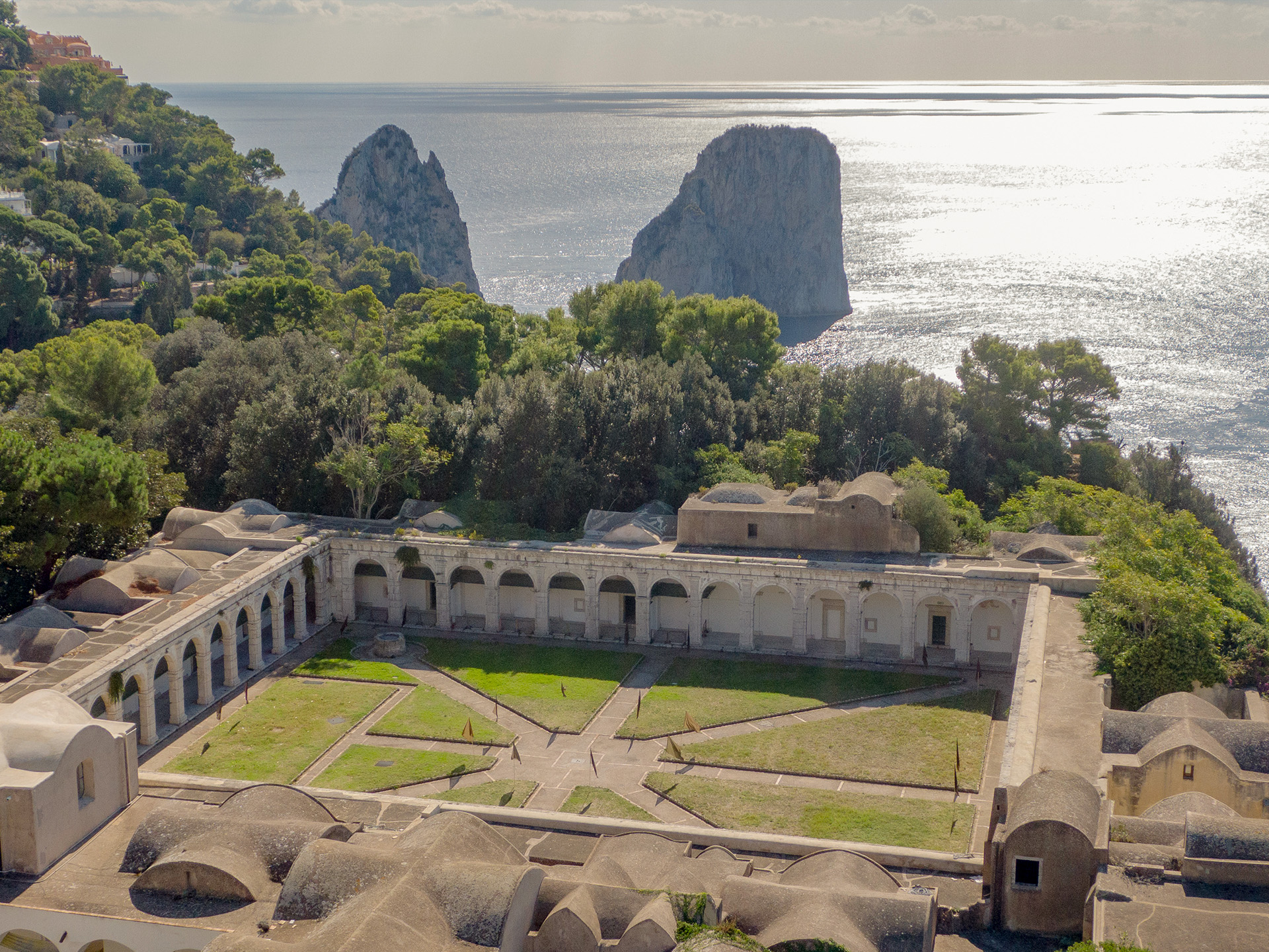 GRAF3516. NÁPOLES (ITALIA), 26/07/2024.- Vista aérea del Antiguo monasterio de la Certosa de San Giacomo, en la isla de Capri, donde se sitúa su nuevo museo arqueológico. La isla italiana de Capri, en la bahía de Nápoles en el sur de Italia, inauguró este viernes su nuevo museo arqueológico en el antiguo monasterio de la Certosa de San Giacomo con una exposición sobre la historia de los emperadores romanos. EFE/ Ministerio De Cultura De Italia/SÓLO USO EDITORIAL/SÓLO DISPONIBLE PARA ILUSTRAR LA NOTICIA QUE ACOMPAÑA (CRÉDITO OBLIGATORIO)