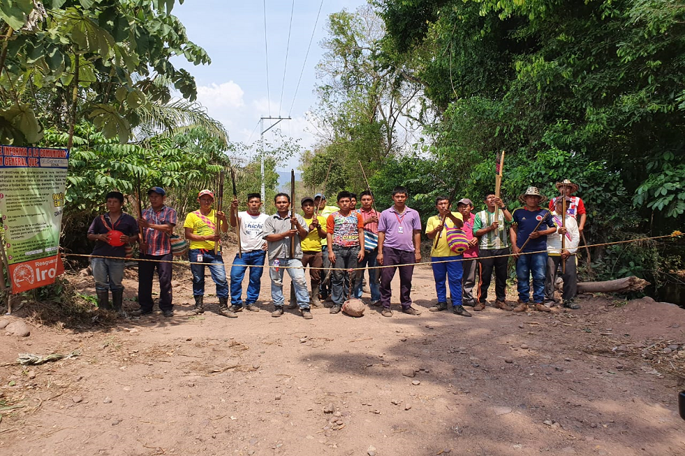 Comunidad indígena Yukpa realiza controles a la entrada de sus resguardos en los municipios de La Paz, Codazzi y Becerril.Cortesía“La gente tiene enmente que aquí se puede ingresar, que no tenemos ningún control, que aquí nadie los va a molestar y que pueden venir a pasar días o semanas en la Serranía; eso queremos evitar. No es un bloqueo porque estamos permitiendo el transporte de alimentos, también la salida de lo que se produce en la Serranía hacia el casco urbano”, afirmó Clavijo.El líder indígena dice que hay un problema de desinformación en la zona, pues algunas personas no han tomado el virus enserio: "Consideran que es una gripa normal y que por eso no puede restringirse el paso. Ellos creen que no debemos hacer control, que pueden entrar cuando quieran. Nosotros noestamos bloqueando la movilidad de nadie, estamos poniendo en práctica el decreto”, añadió.