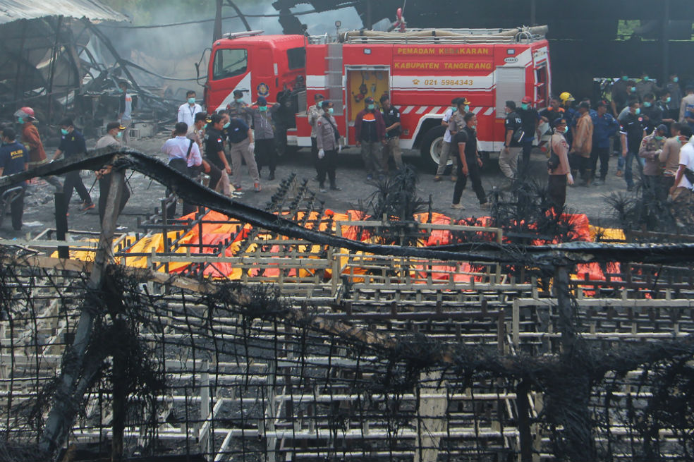 Al menos 46 muertos deja incendio en fábrica de fuegos artificiales en Indonesia