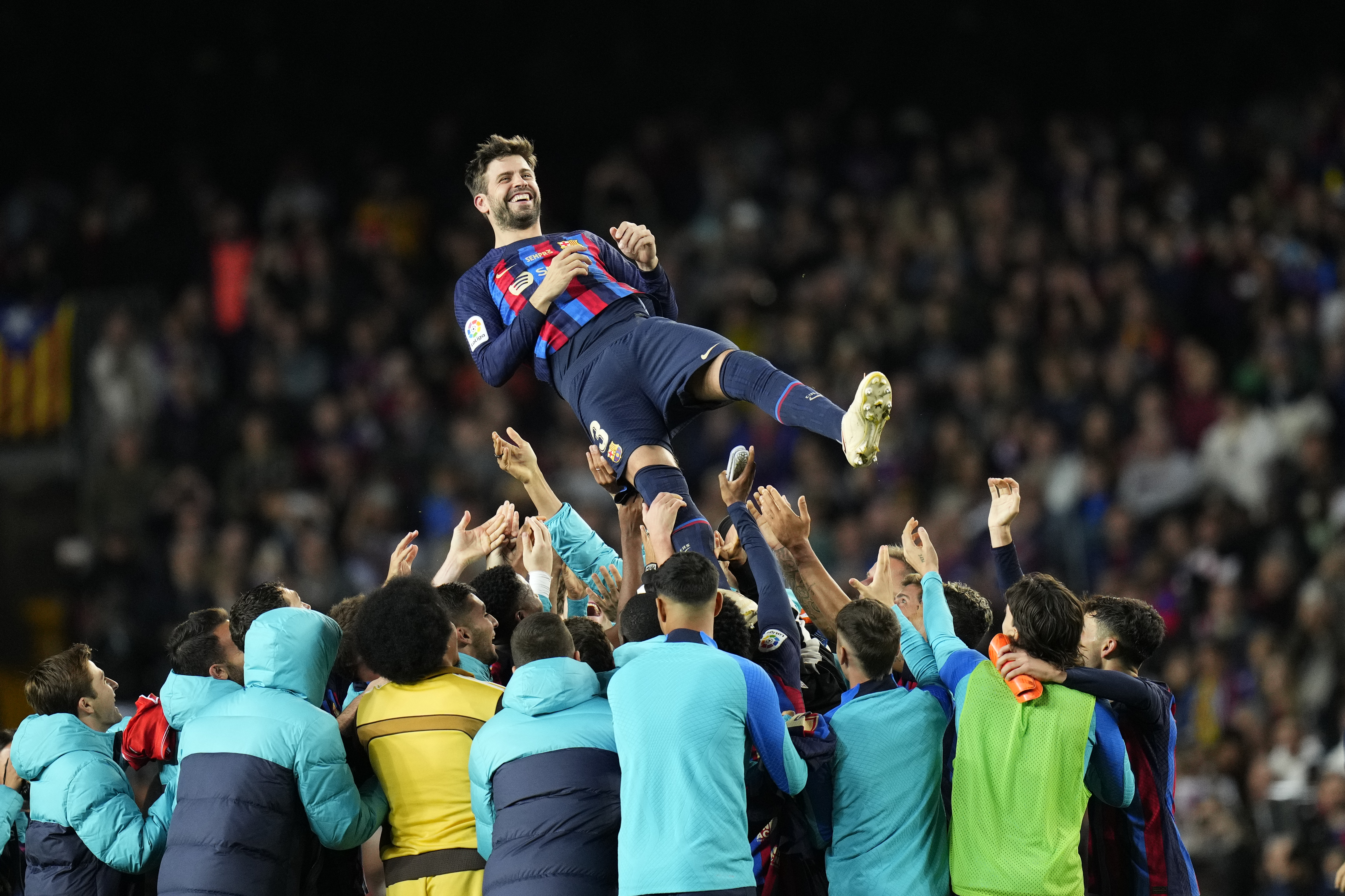 BARCELONA, 05/11/2022.- El defensa del Barcelona Gerad Piqué es manteado por sus compañeros, al término del encuentro de la decimotercera jornada de LaLiga entre el FC Barcelona y el UD Almería disputado este sábado en el Camp Nou, en Barcelona. EFE/Siu Wu