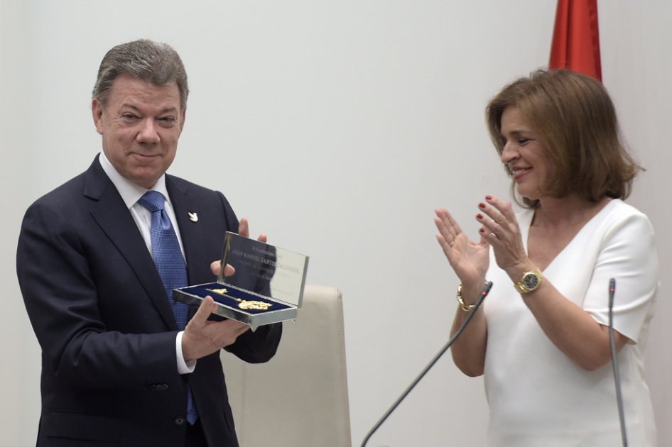 El presidente colombiano, Juan Manuel Santos, recibe la Llave de Oro de Madrid de manos de su alcaldesa, Ana Botella./ AFP