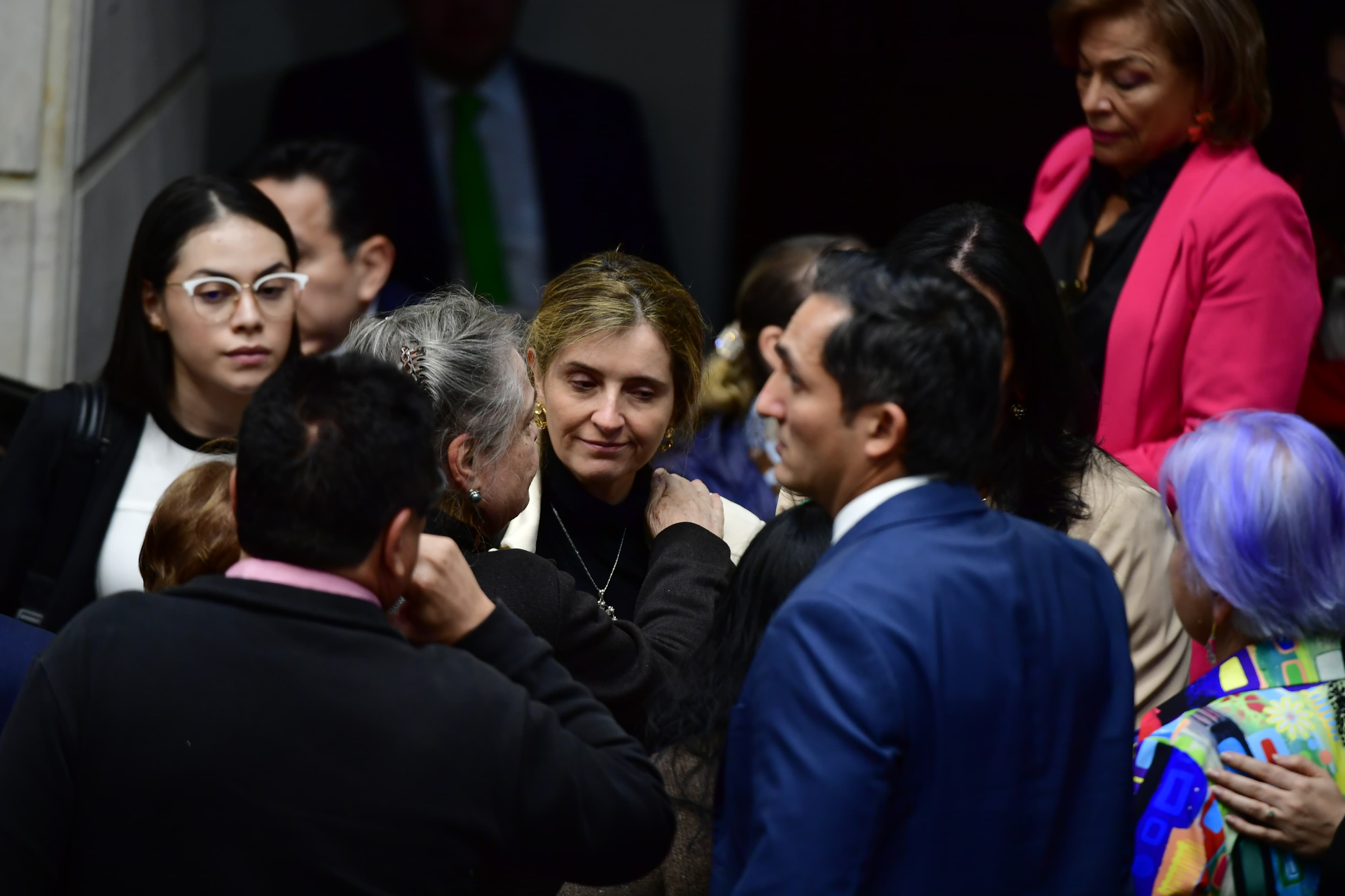 Senadores del Pacto Histórico y el Centro Democrático se abrazan tras conocerse el último parte médico de Miguel Uribe.