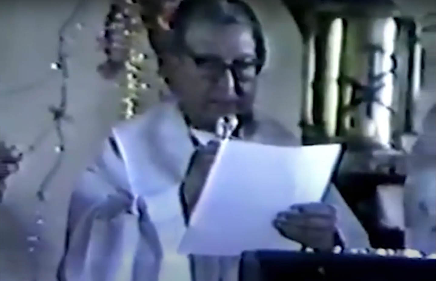 Captura de video del padre Beltrán durante la celebración de una eucaristía.