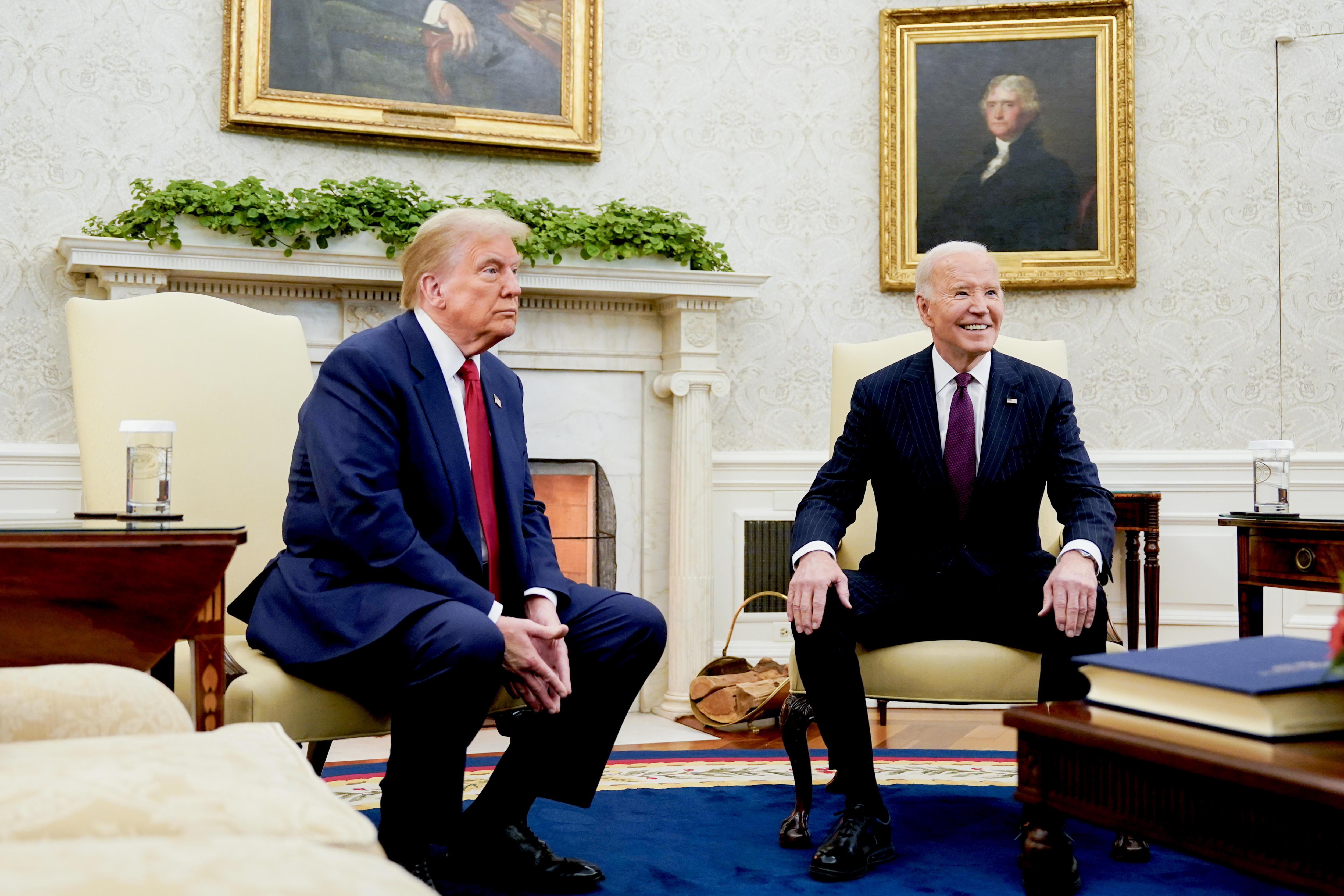 Washington, Dc (United States), 13/11/2024.- US President Joe Biden (R) and President-elect Donald Trump during a meeting in the Oval Office of the White House in Washington, DC, USA, 13 November 2024. Biden will argue in favor of continued US aid to Ukraine during the transition to President-elect Donald Trump's administration, according to national security advisor Jake Sullivan. (Ucrania) EFE/EPA/ALEXANDER DRAGO / POOL