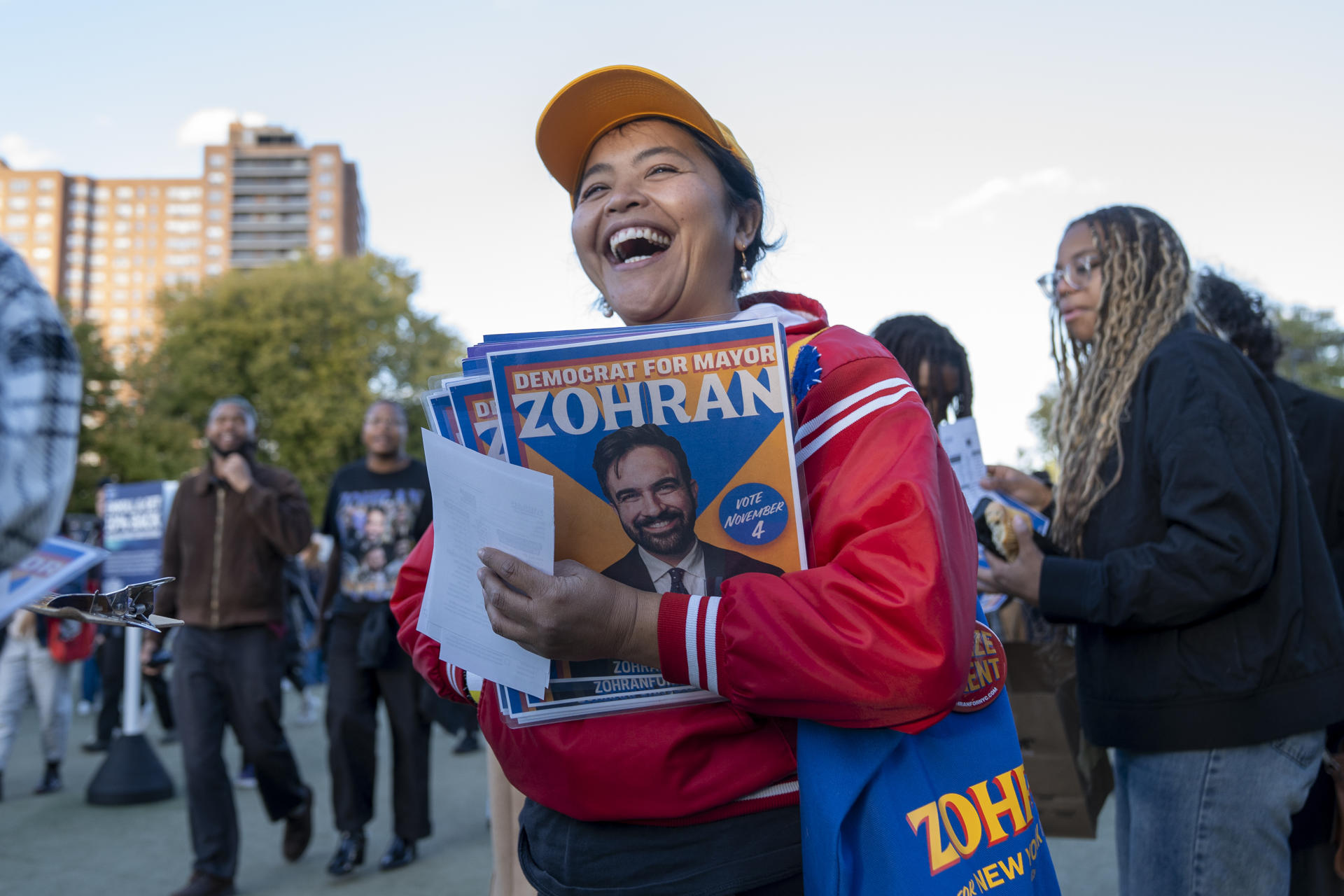 AME2187. NUEVA YORK (ESTADOS UNIDOS), 26/10/2025.- Una persona muestra una publicidad del candidato a la alcaldía de Nueva York, el asambleísta Zohran Mamdani, durante el mitin 'New York no está a la venta' este domingo, en el estadio de tenis de Forest Hills, Nueva York (Estados Unidos). Foto EFE/ Ángel Colmenares
